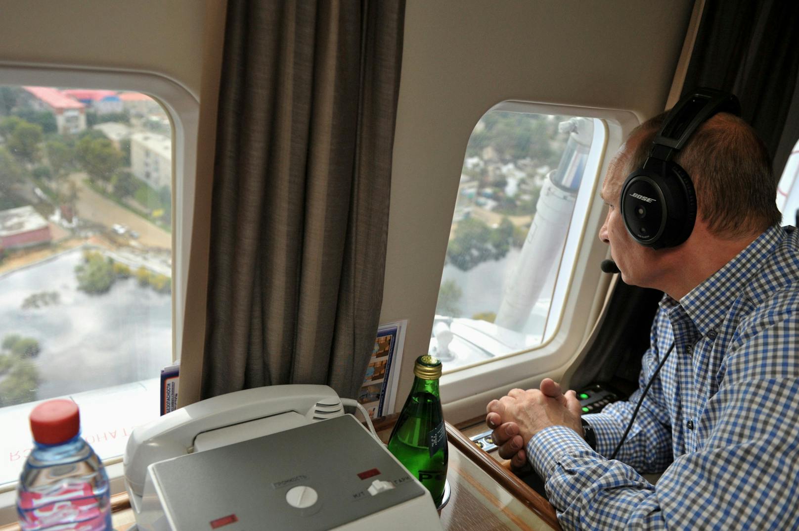 Stets telefonisch erreichbar: Putin unterwegs im Hubschrauber (2013)