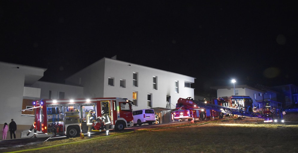 Gegen 03:30 Uhr nachts ging bei der Feuerwehr ein Notruf ein. In einer Wohngemeinschaft in einem Kinderwohnheim war aus bisher ungeklärten Gründen ein Feuer ausgebrochen.
