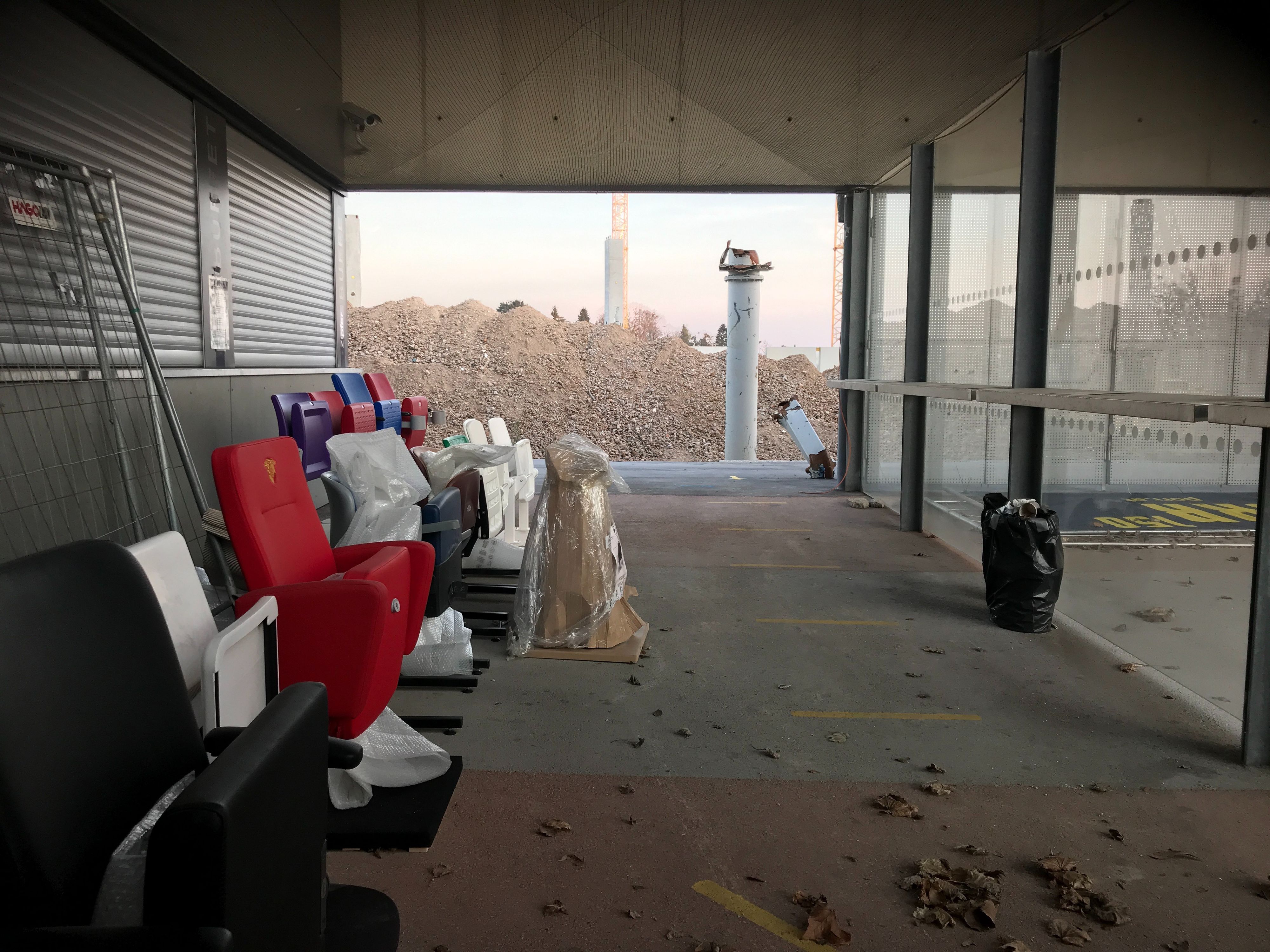 Das Foto zeigt mehrere verschiedene Sessel-Modelle auf der Baustelle für das neue LASK-Stadion auf der Gugl.