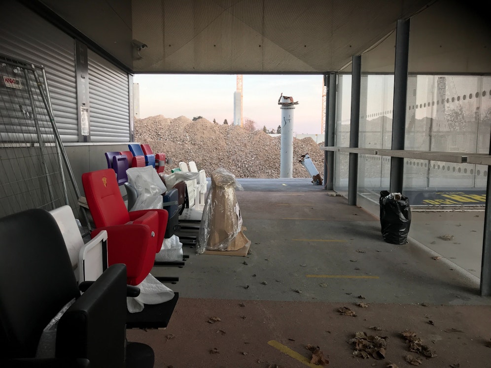 Das Foto zeigt mehrere verschiedene Sessel-Modelle auf der Baustelle für das neue LASK-Stadion auf der Gugl.