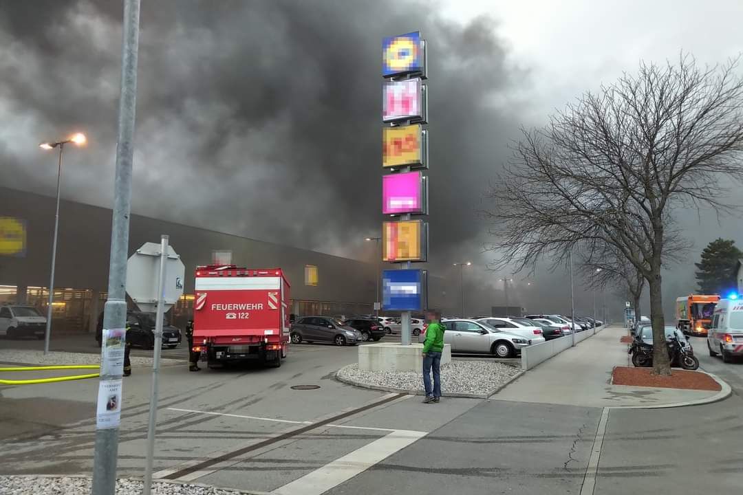 Dichte Rauchsäule: Brand in Schwechat