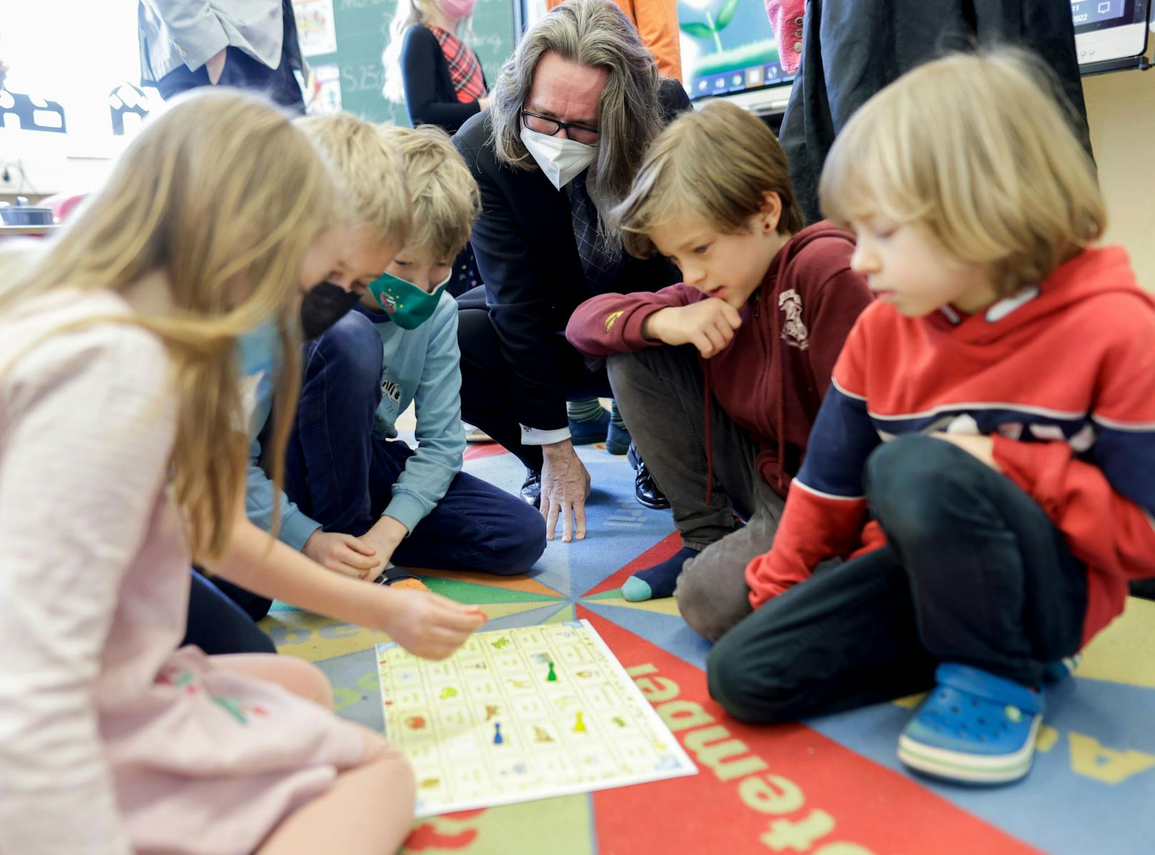 Bildungsminister Polaschek besuchte ukrainische Flüchtlingskinder in der Volksschule und AHS Klosterneuburg.