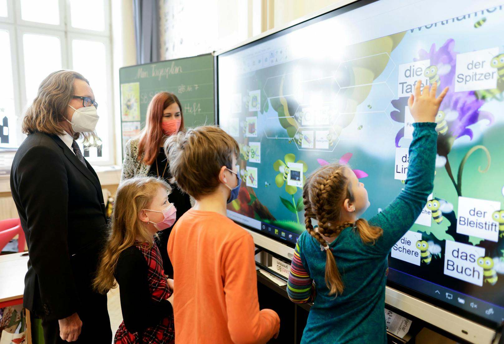 Bildungsminister Polaschek besuchte ukrainische Flüchtlingskinder in der Volksschule und AHS Klosterneuburg.