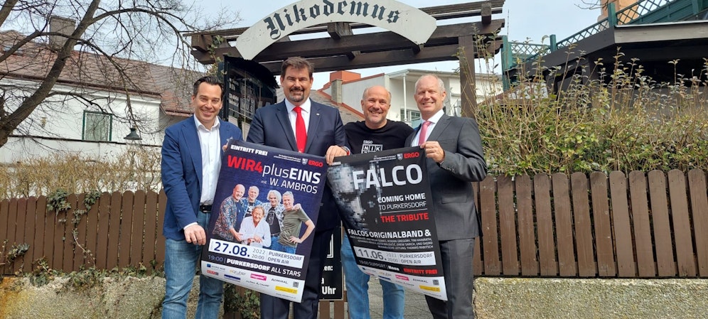 Die Veranstalter um Franz Neunteufel und Bürgermeister Stefan Steinbichler vor dem Nikodemus.