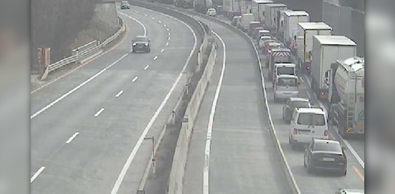 Die Südautobahn auf zwischen der Anschlussstelle Pörtschach-Ost und der Anschlussstelle Pörtschach-West um kurz nach 11:00 Uhr vormittags.