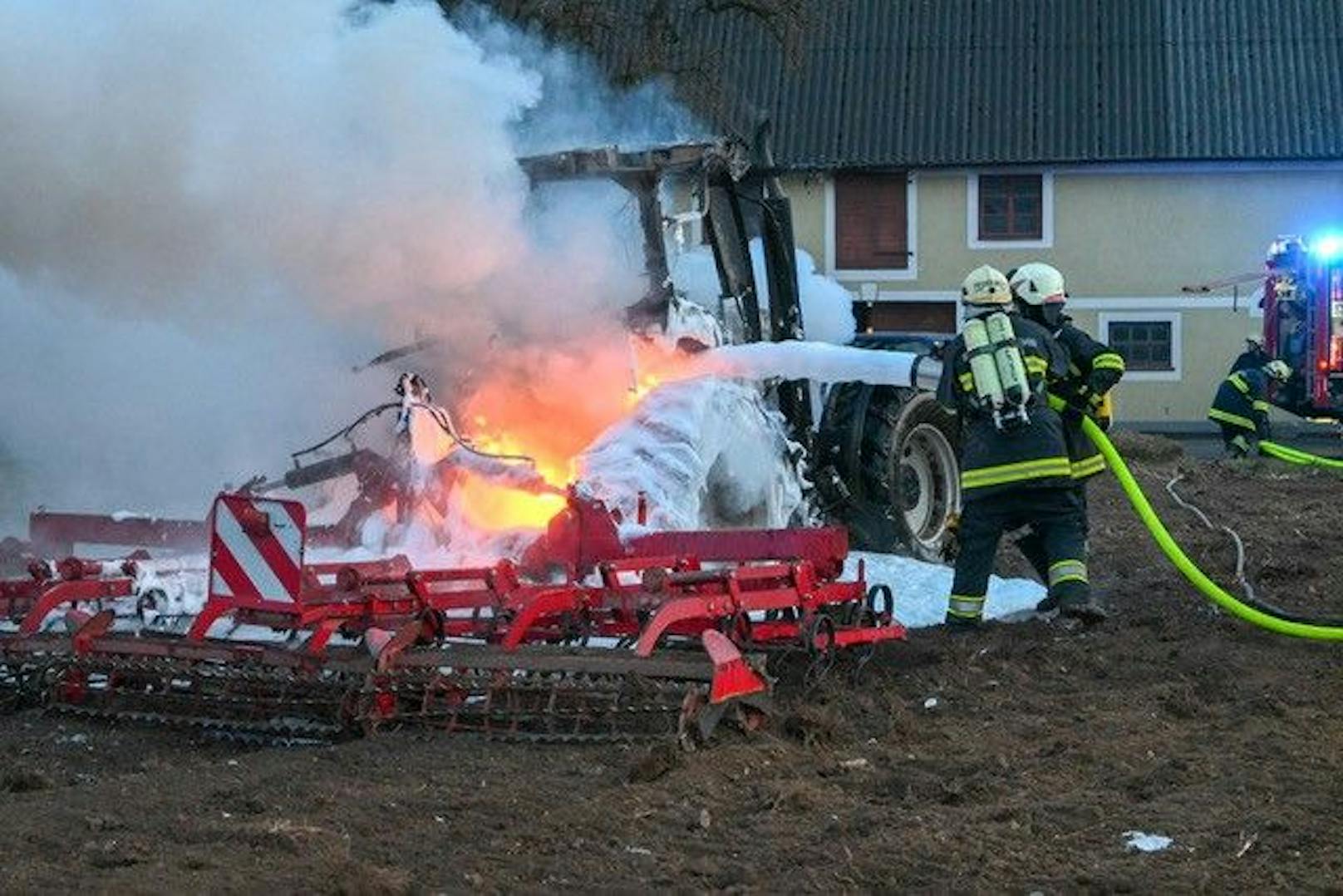 In Mampasberg geriet ein Traktor während der Fahrt in Vollbrand.