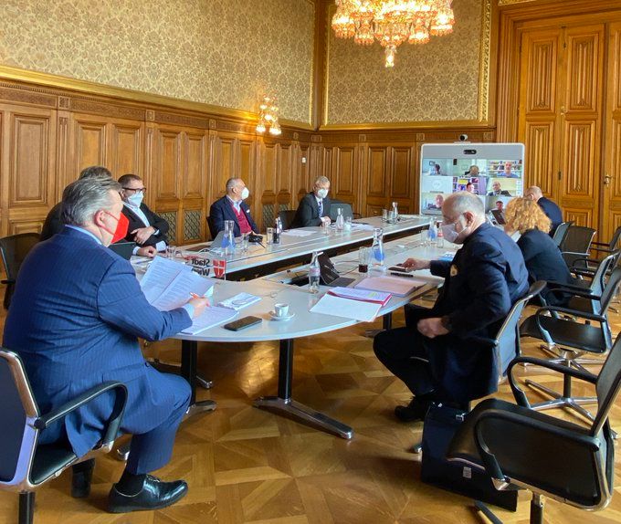 Hier berät sich zur Stunde Michael Ludwig mit den Experten