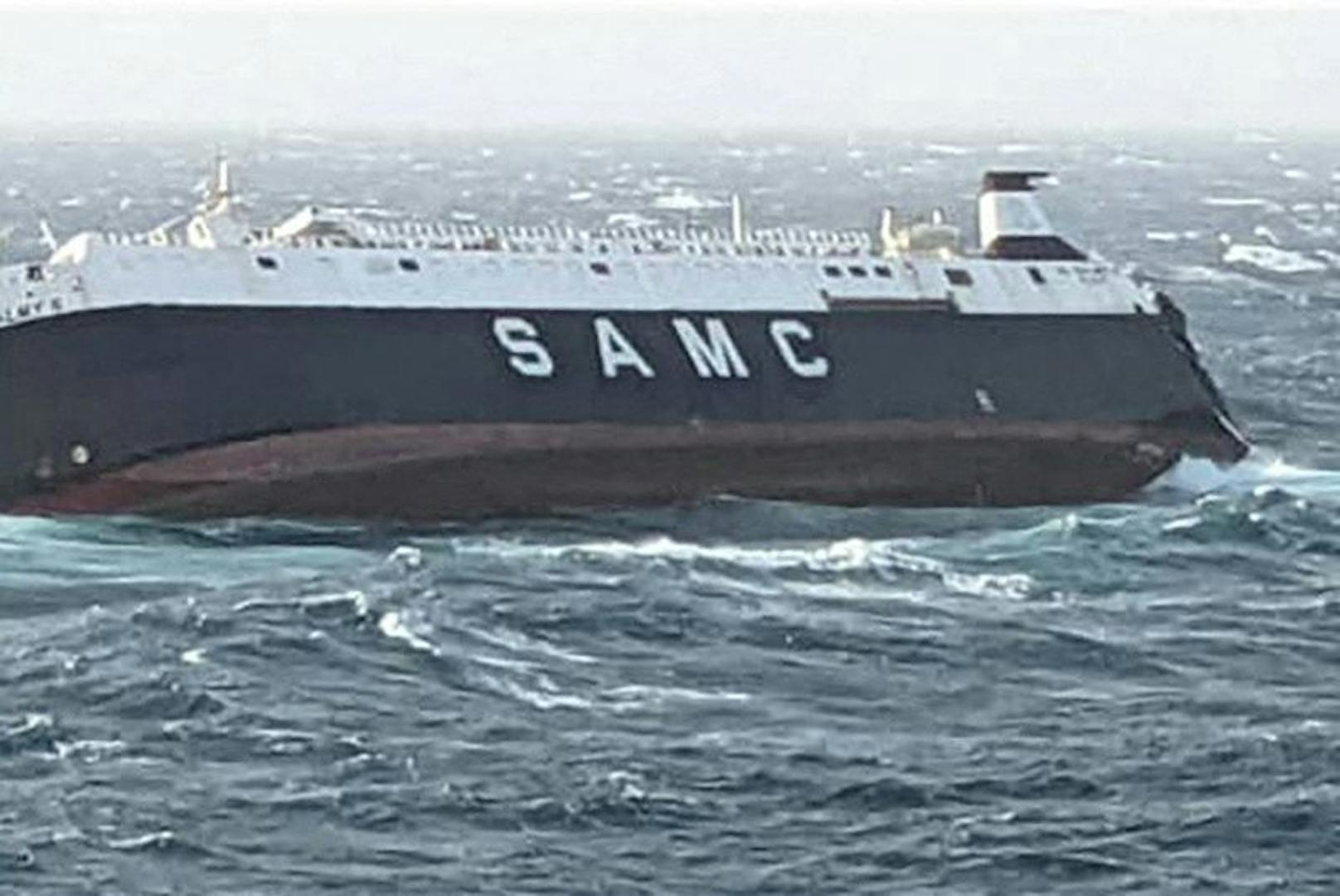 Die Küstenwache startete eine Rettungsaktion. 30 Besatzungsmitglieder befanden sich zum Zeitpunkt des Unglücks an Bord des Frachters.