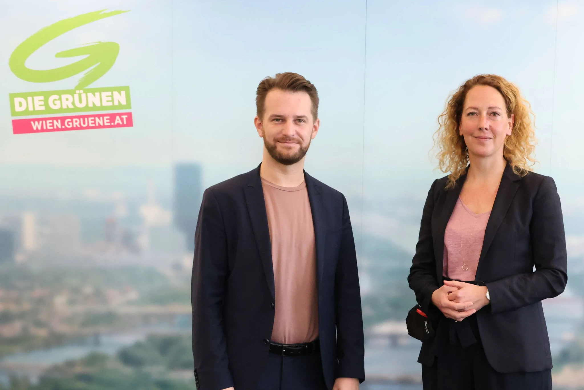 Wiens Grünen-Chefs Judith Pühringer und Peter Kraus präsentierten den "Grünen Schutzschirm gegen Teuerungen".