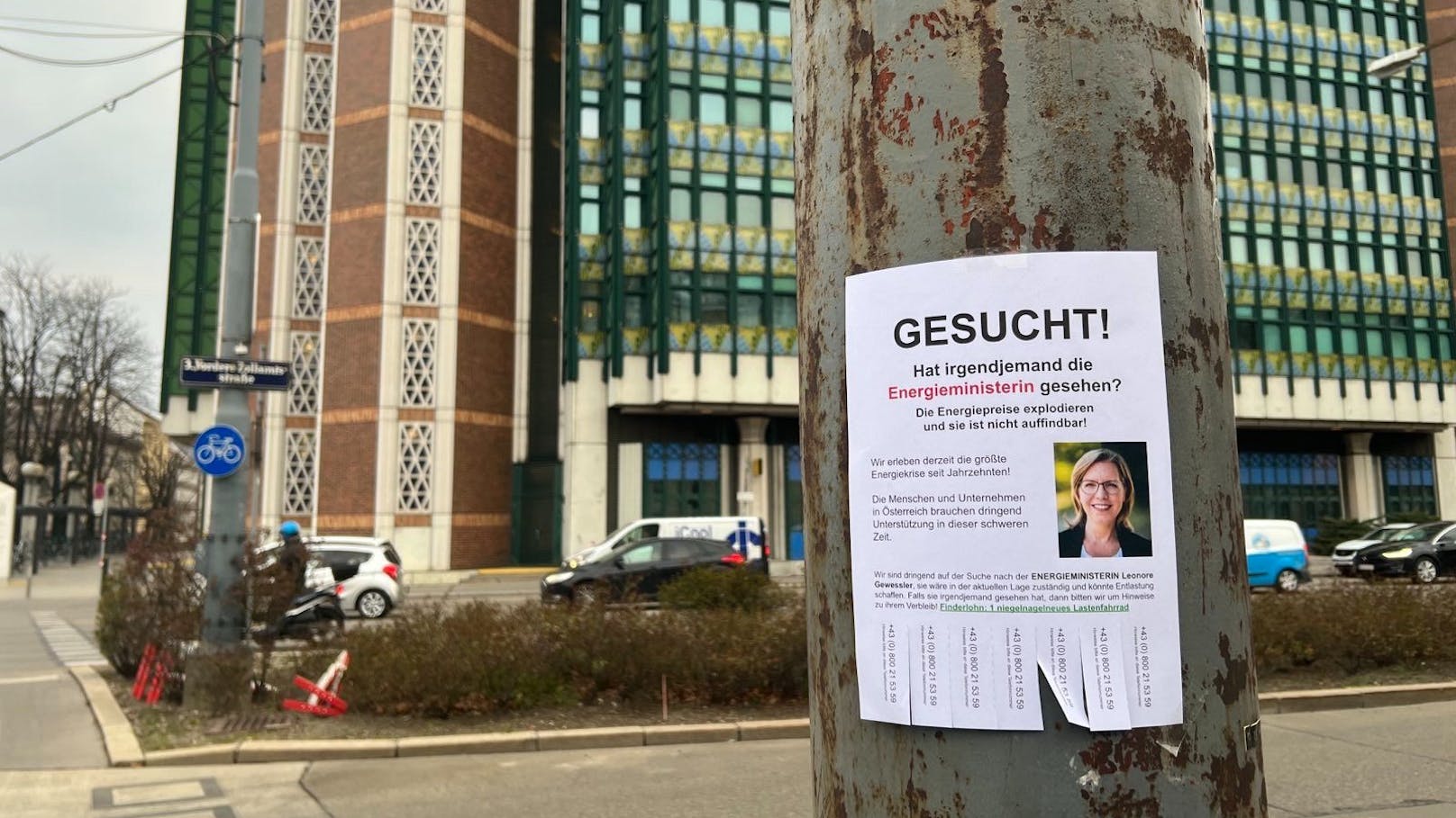 Mittels Aushang suchen Wiener nach der Umweltministerin