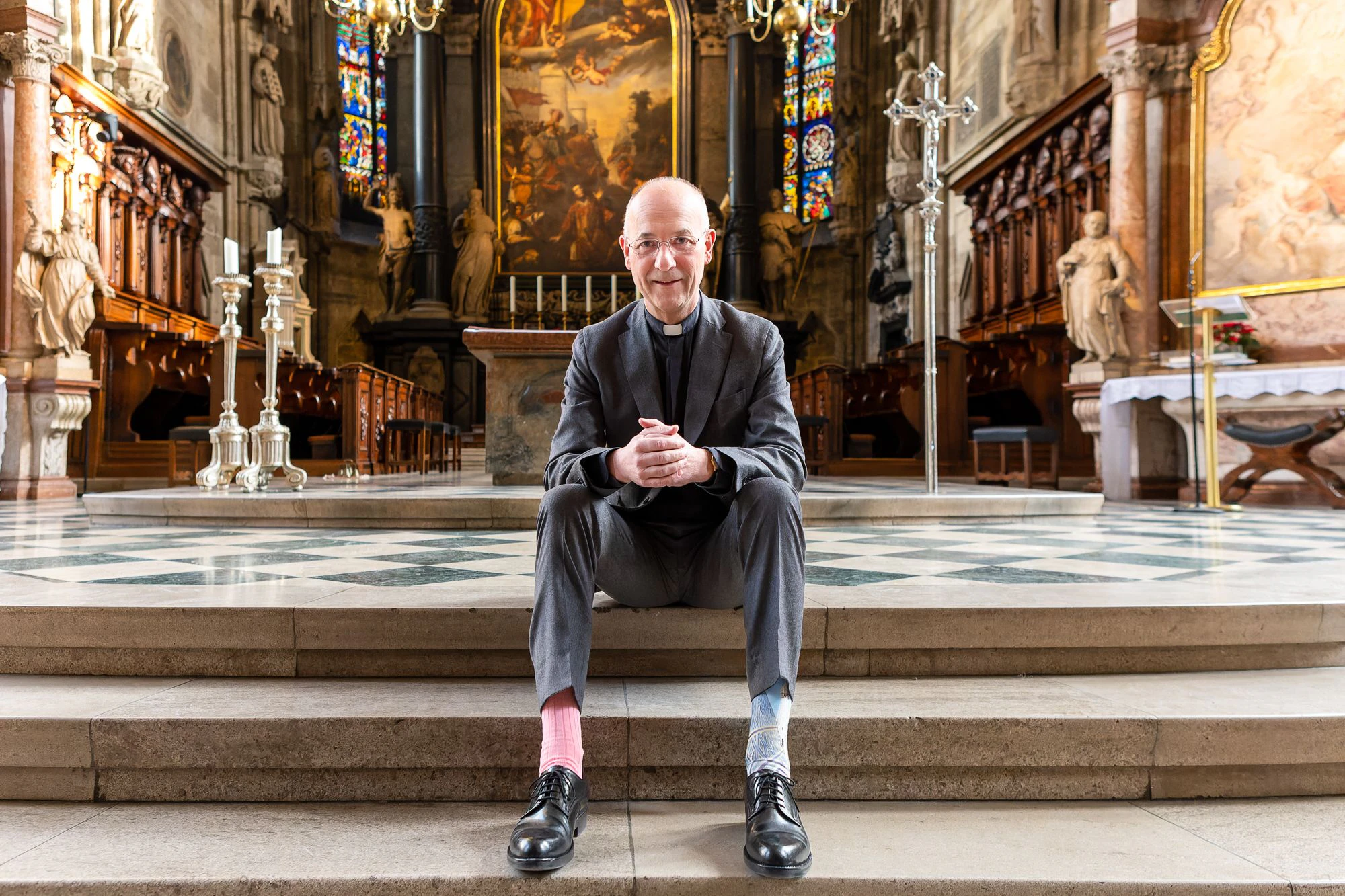 Wiens Dompfarrer Toni Faber trägt bunte Socken zum Welt-Down-Syndrom-Tag.