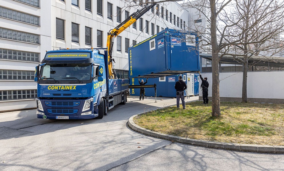 Sanitäranlagen in Container vor Bürohaus in Wien. 