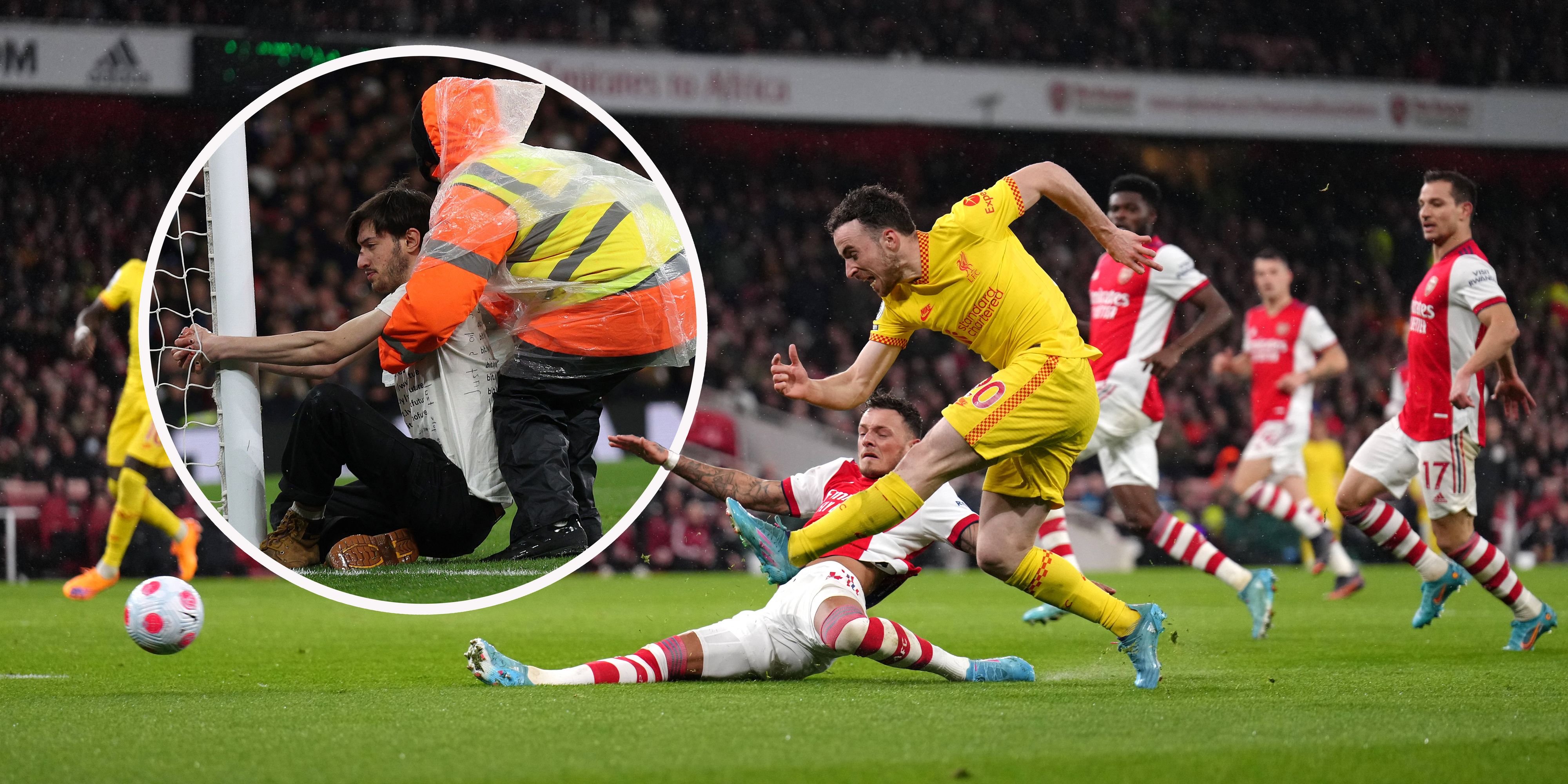 Ein Flitzer hält sich am Tor von Liverpool fest.