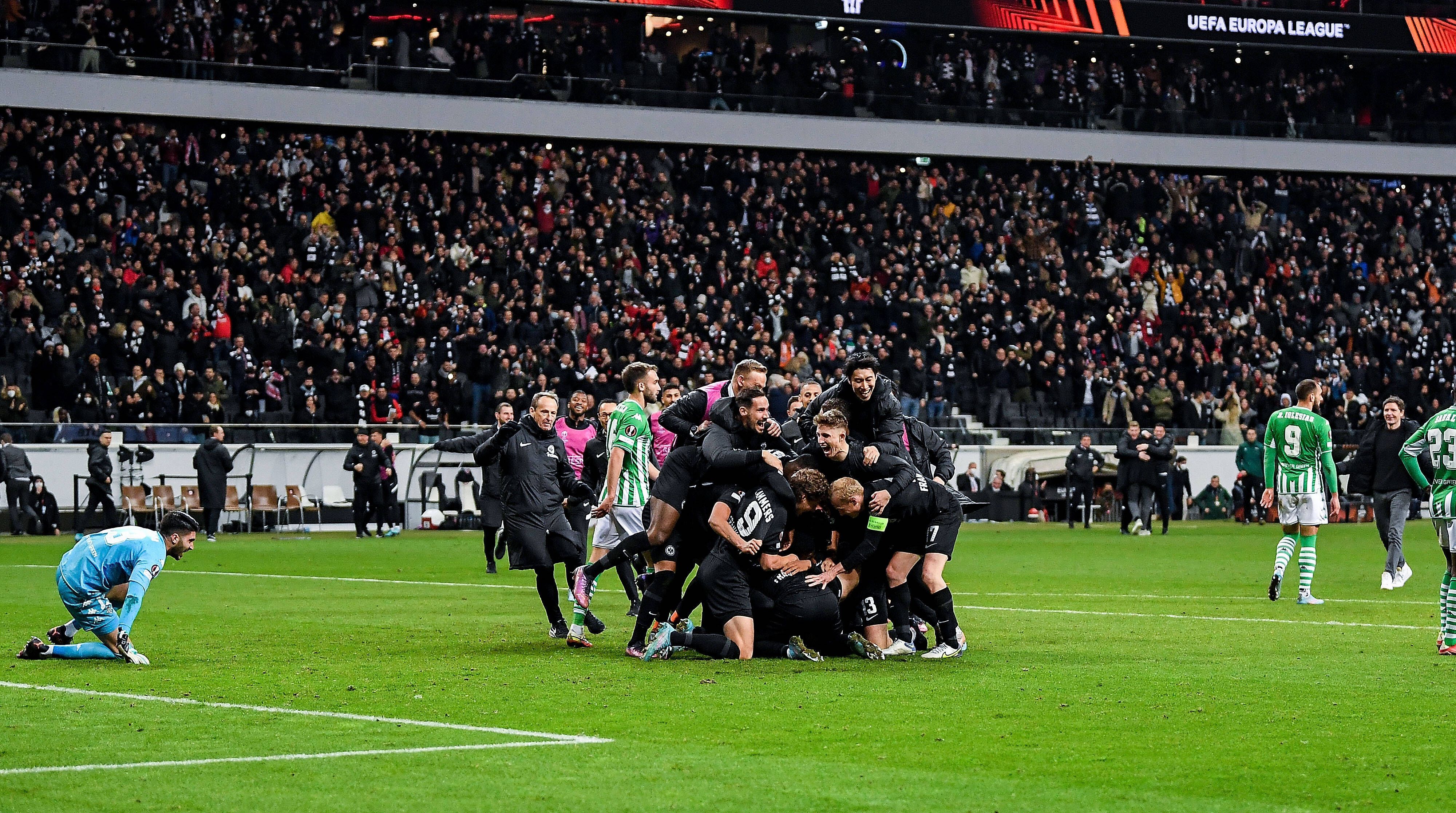 Die Eintracht feiert Martin Hinteregger. 