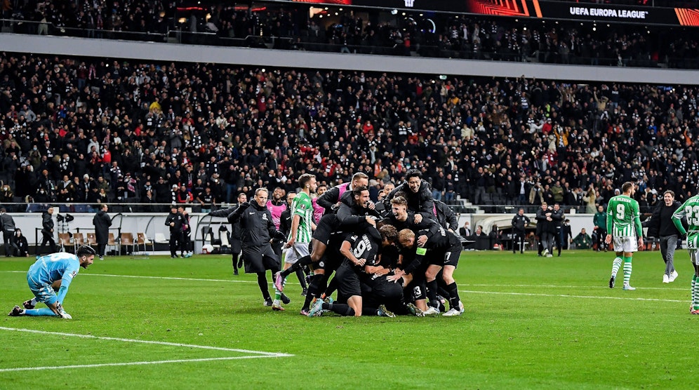 Die Eintracht feiert Martin Hinteregger. 