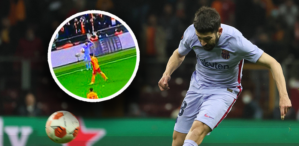 Jordi Alba wurde von einem Becher getroffen. 