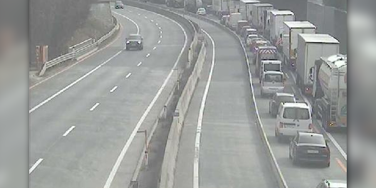 Die A2 war auf Höhe der Gemeinde Pörtschach am Wörthersee über Stunden nur eingeschränkt befahrbar.