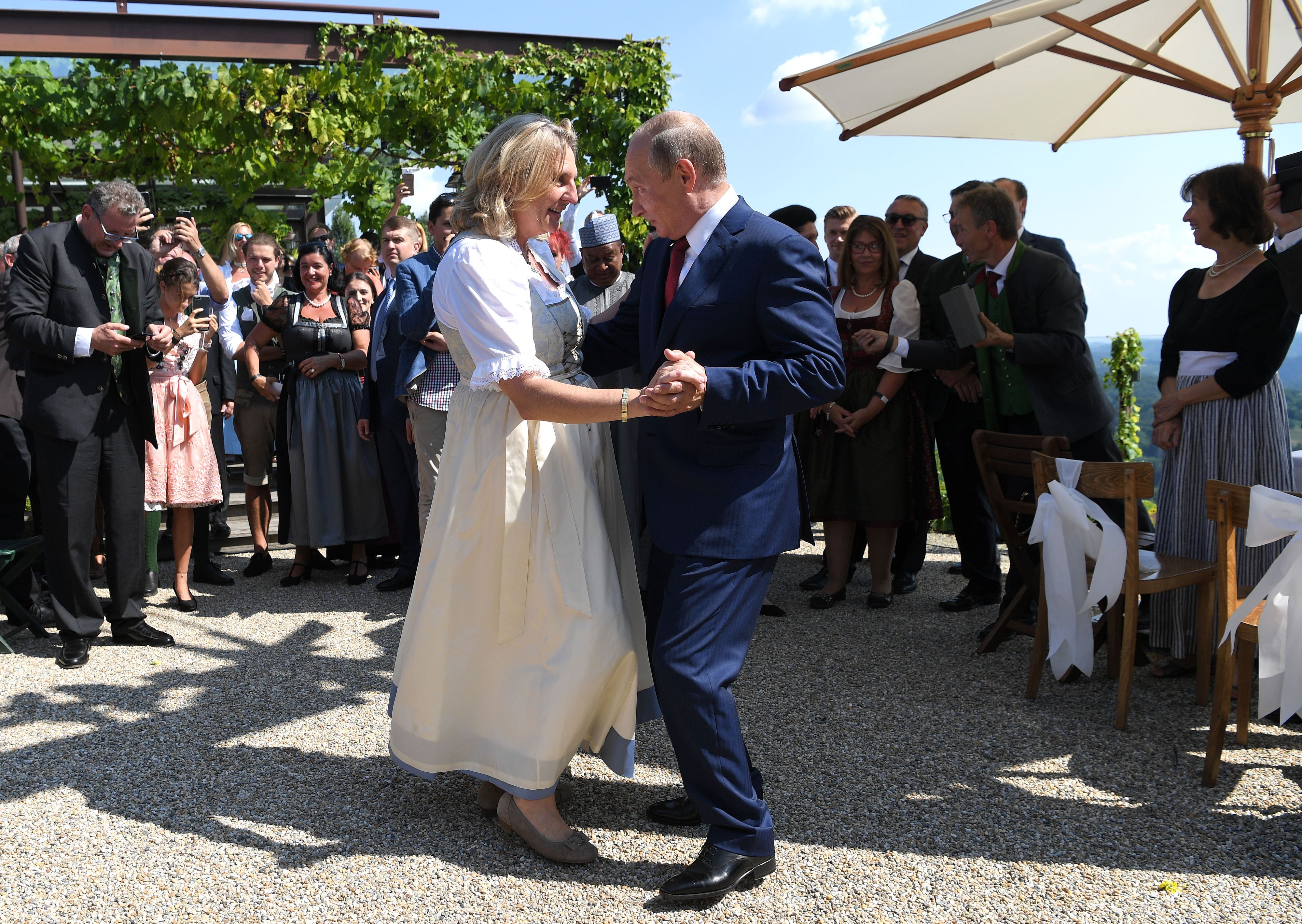 Als die Welt noch in Ordnung war: 2014 tanzte Putin gemeinsam mit der Ex-Außenministerin auf ihrer Hochzeit. 