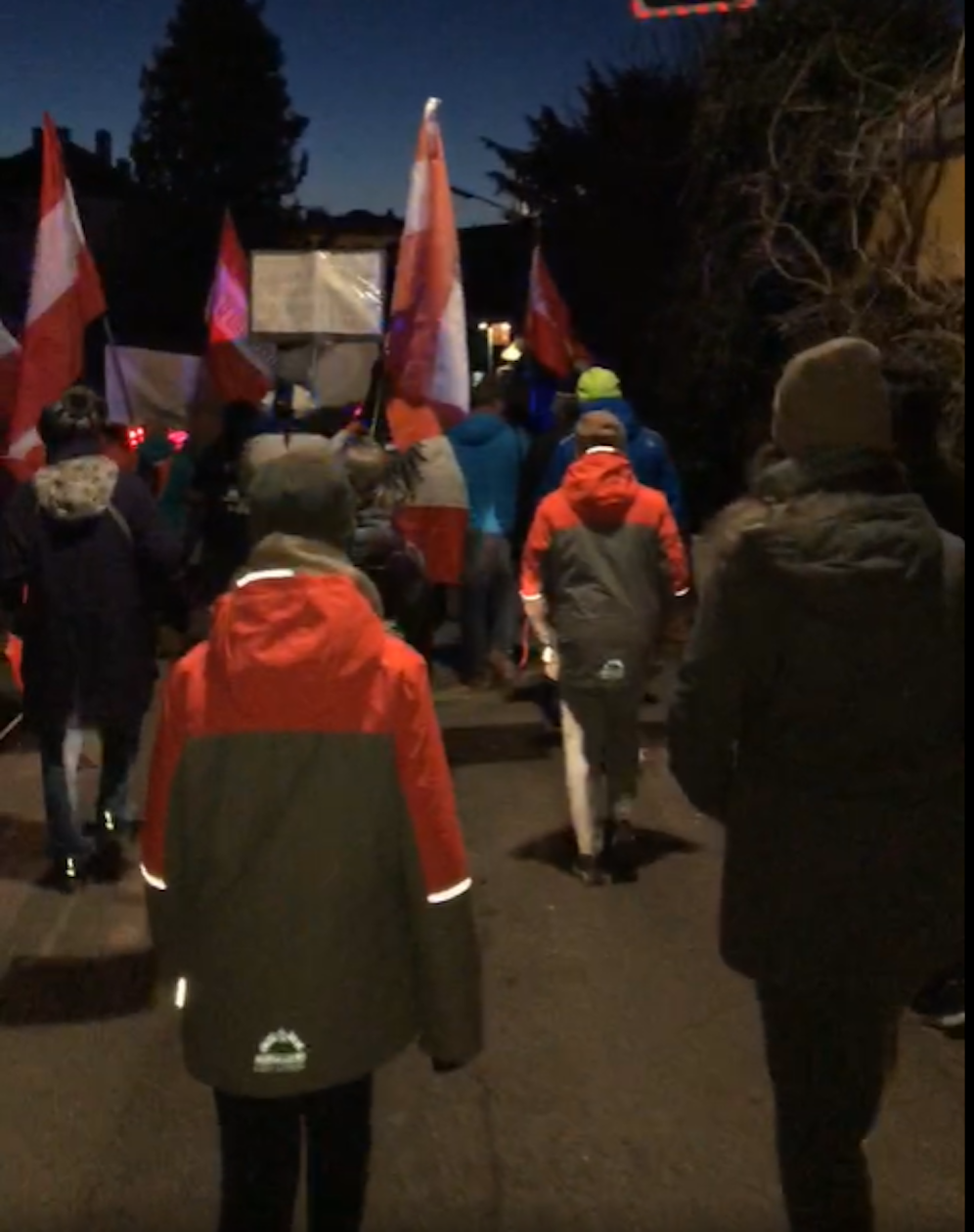 Die wöchentlichen Demos in Loosdorf ärgern eine Familie mit kleinen Kindern.