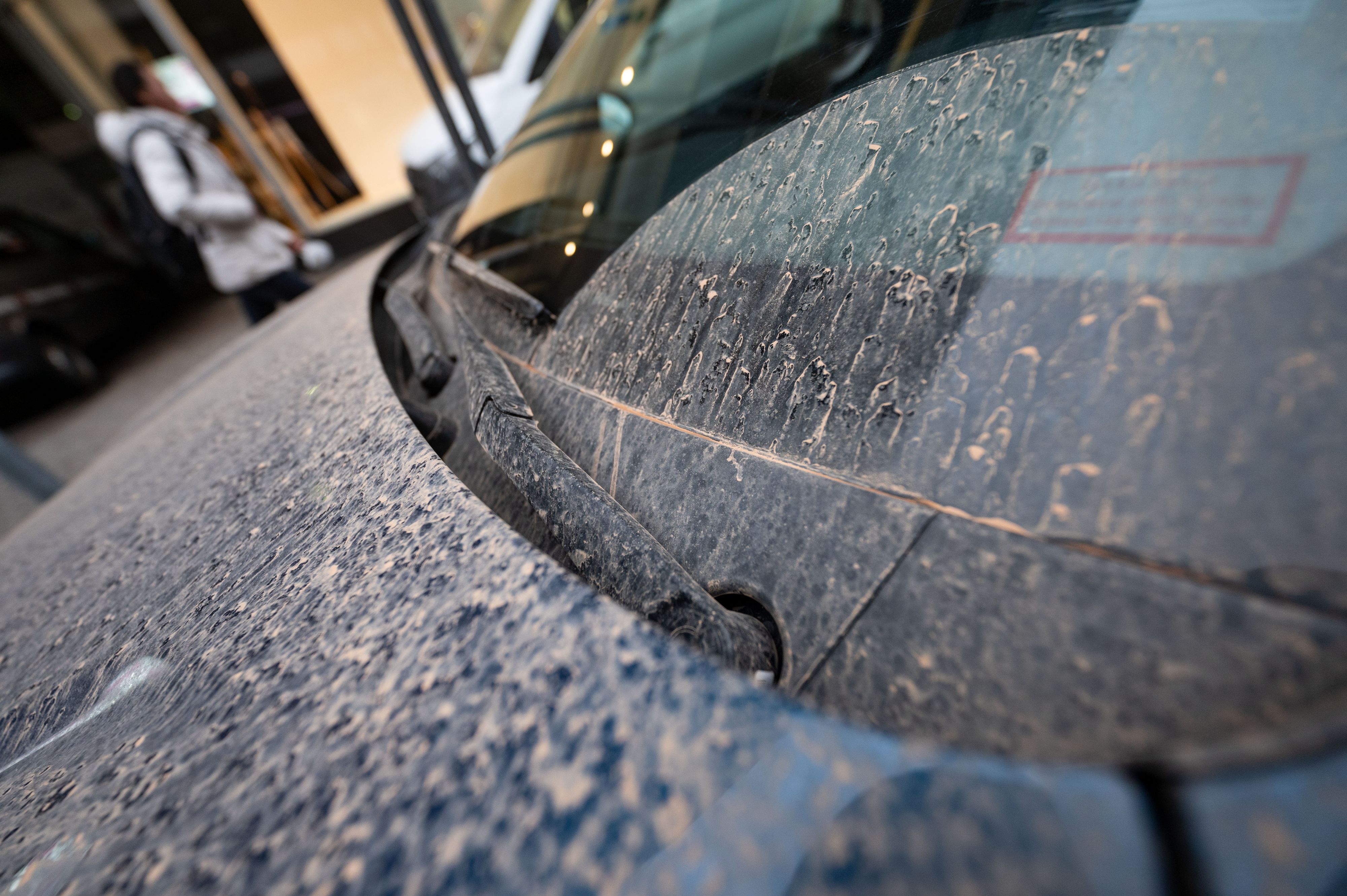 Der hartnäckige Saharastaub macht gerade vielen Autofahrern zu schaffen.