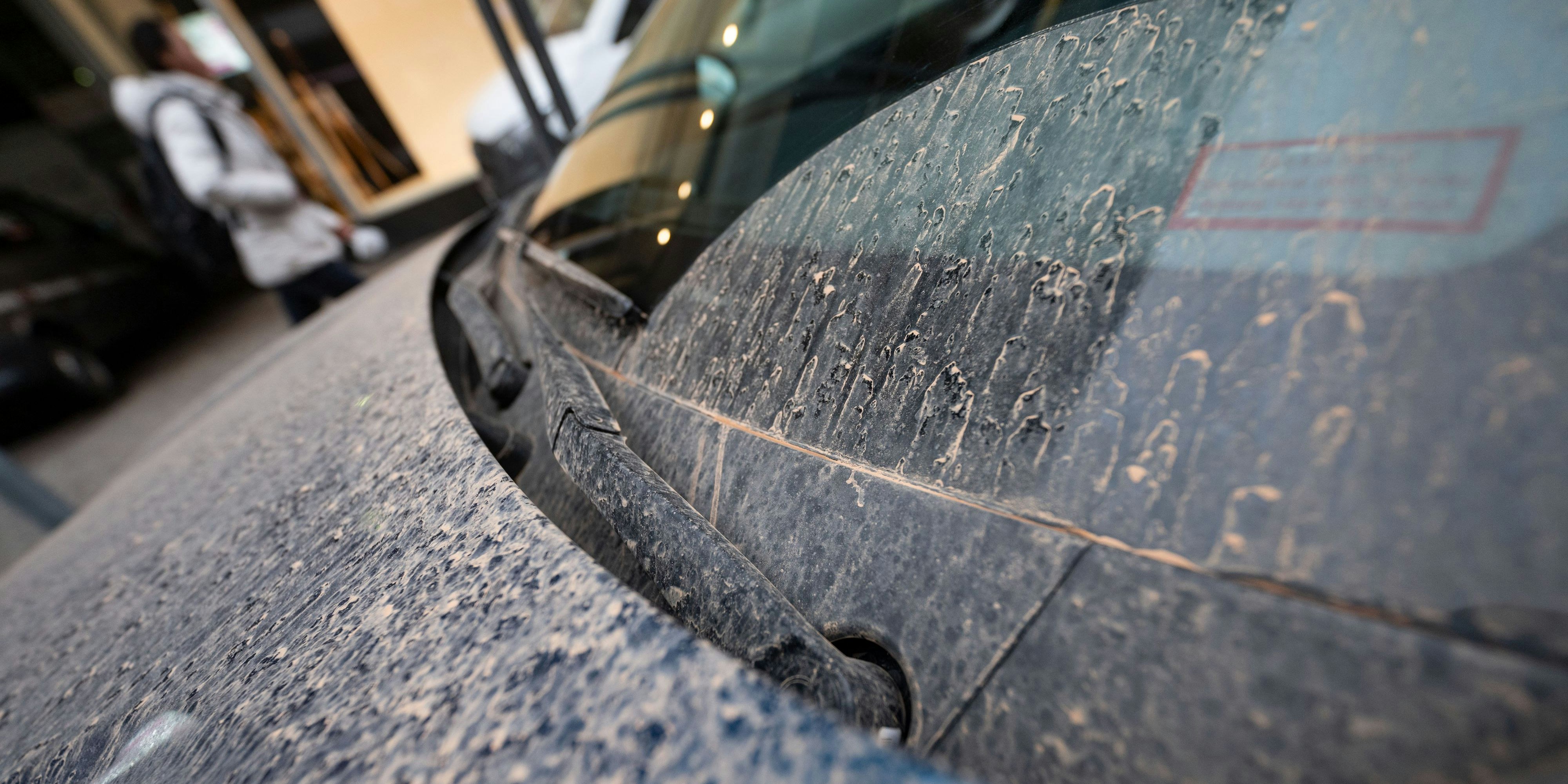 Der hartnäckige Saharastaub macht gerade vielen Autofahrern zu schaffen.