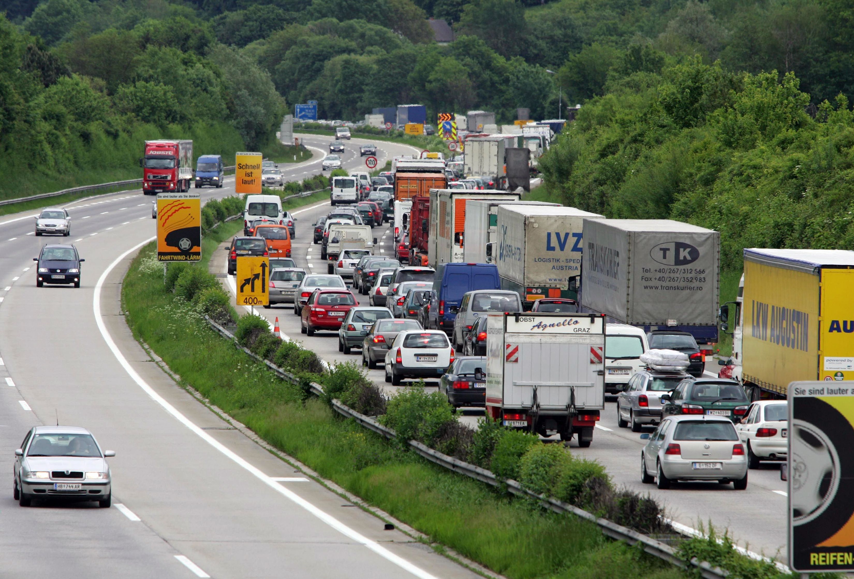 Auf der A2 bildete sich ein kilometerlanger Stau. (Symbolbild)