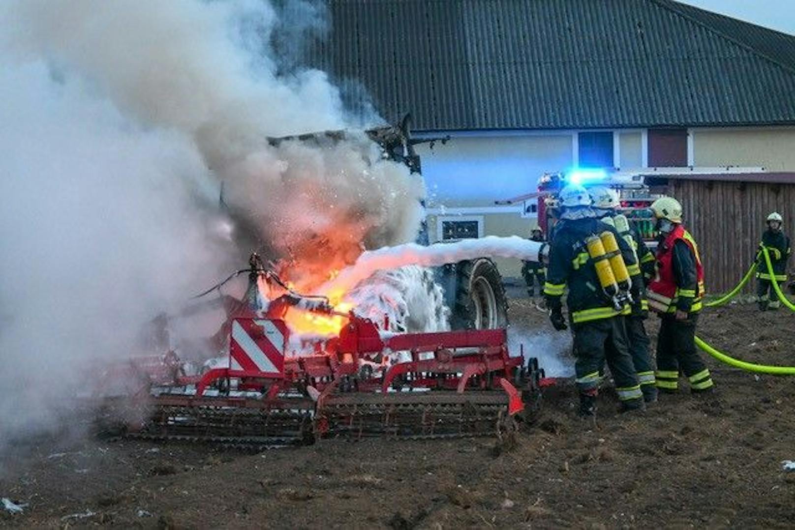 In Mampasberg geriet ein Traktor während der Fahrt in Vollbrand.