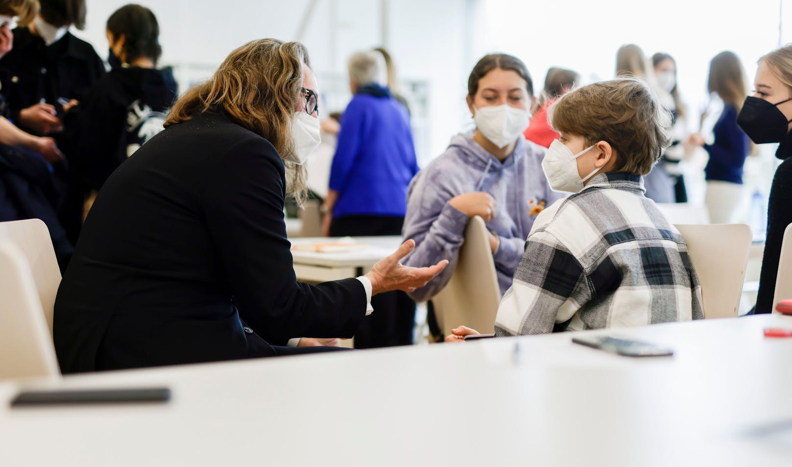 Bildungsminister Polaschek besuchte ukrainische Flüchtlingskinder in der Volksschule und AHS Klosterneuburg.