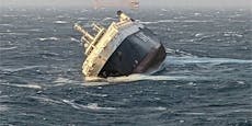 Mit Autos beladenes Schiff versinkt im Persischen Golf