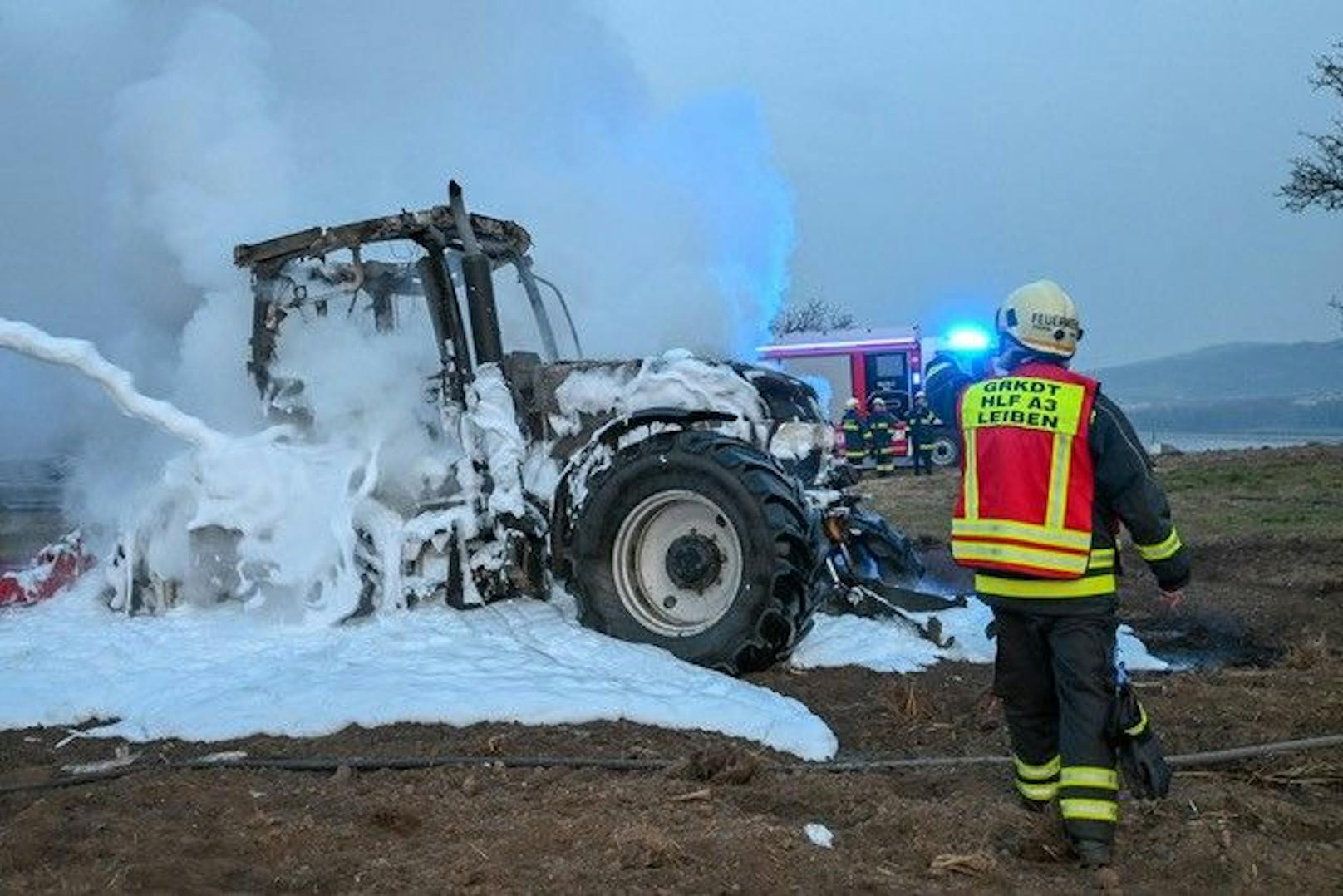 In Mampasberg geriet ein Traktor während der Fahrt in Vollbrand.