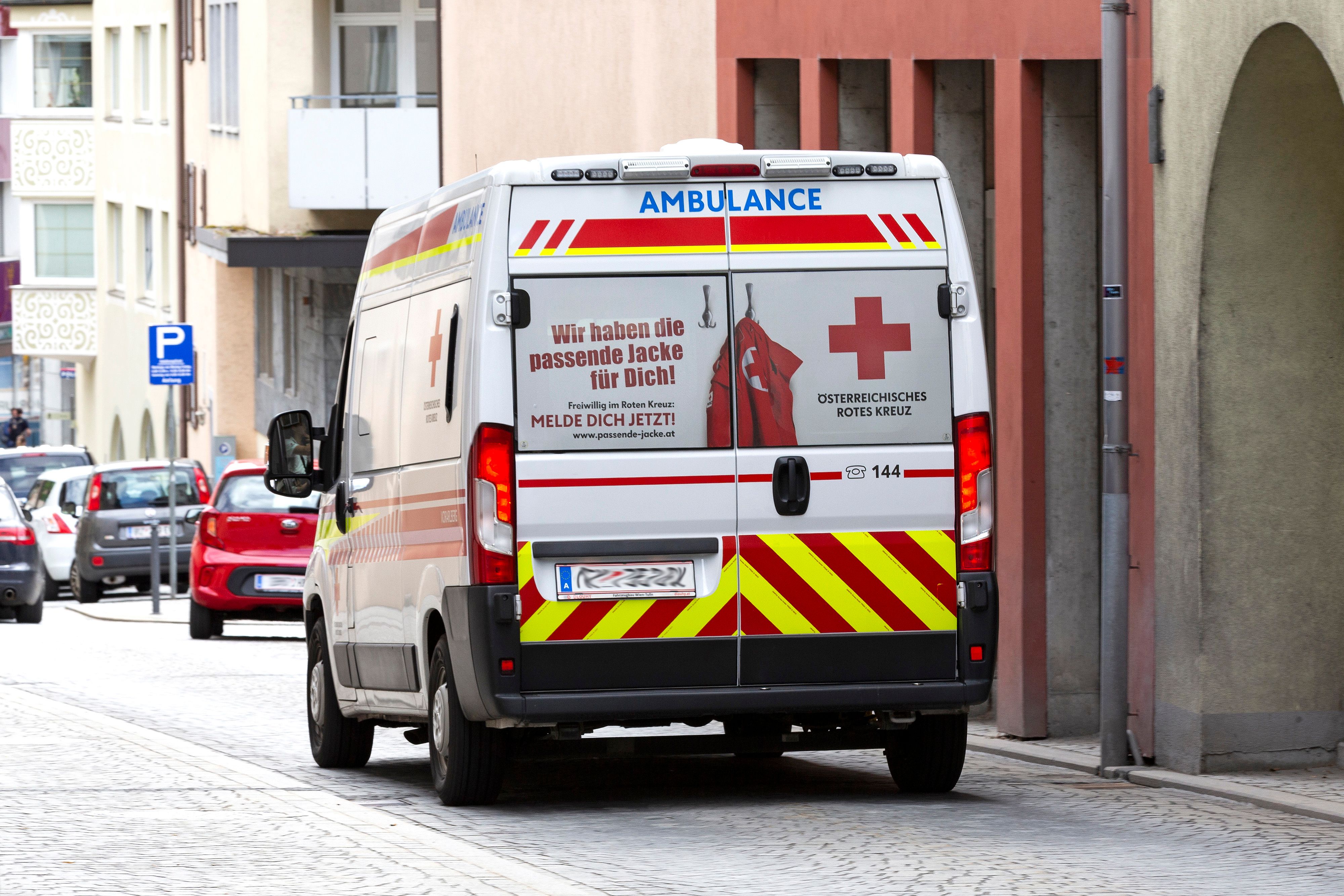 Der Mann traf seine schlafende Frau im Oberschenkel. Sie wurde schwer verletzt ins Krankenhaus gebracht. (Symbolbild)
