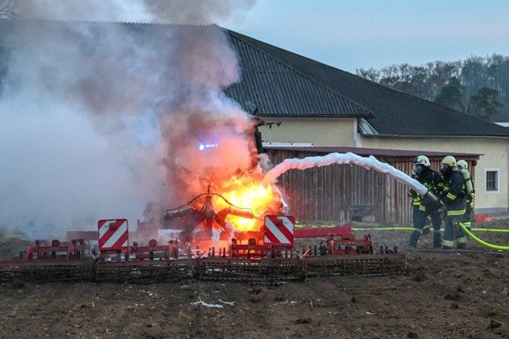 In Mampasberg geriet ein Traktor während der Fahrt in Vollbrand.