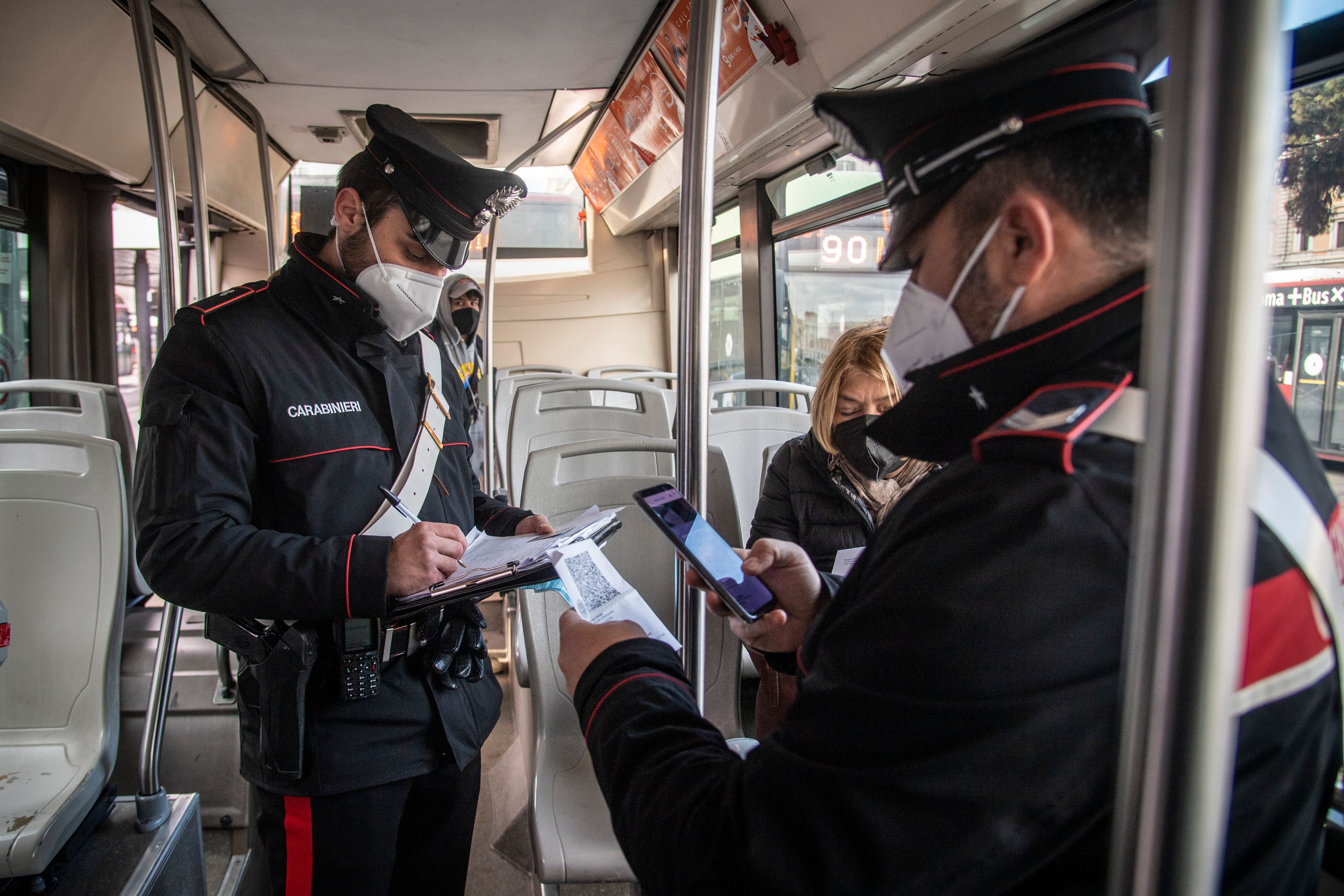 Derzeit müssen die Carabinieri in den Öffis noch den 