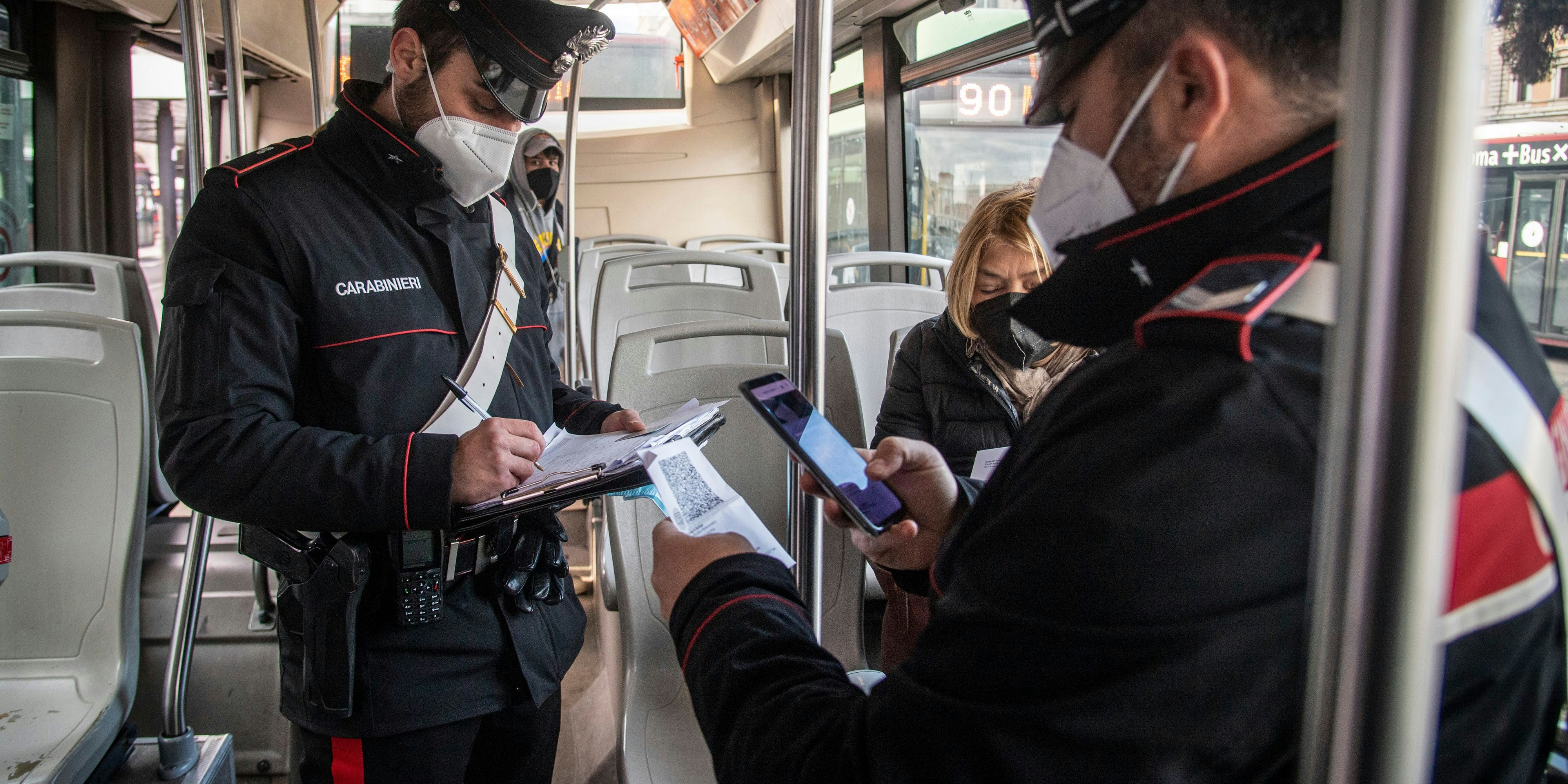 Derzeit müssen die Carabinieri in den Öffis noch den "Super Green Pass" kontrollieren. Ab 1. April fällt die 2G-Pflicht in öffentlichen Verkehrsmitteln.