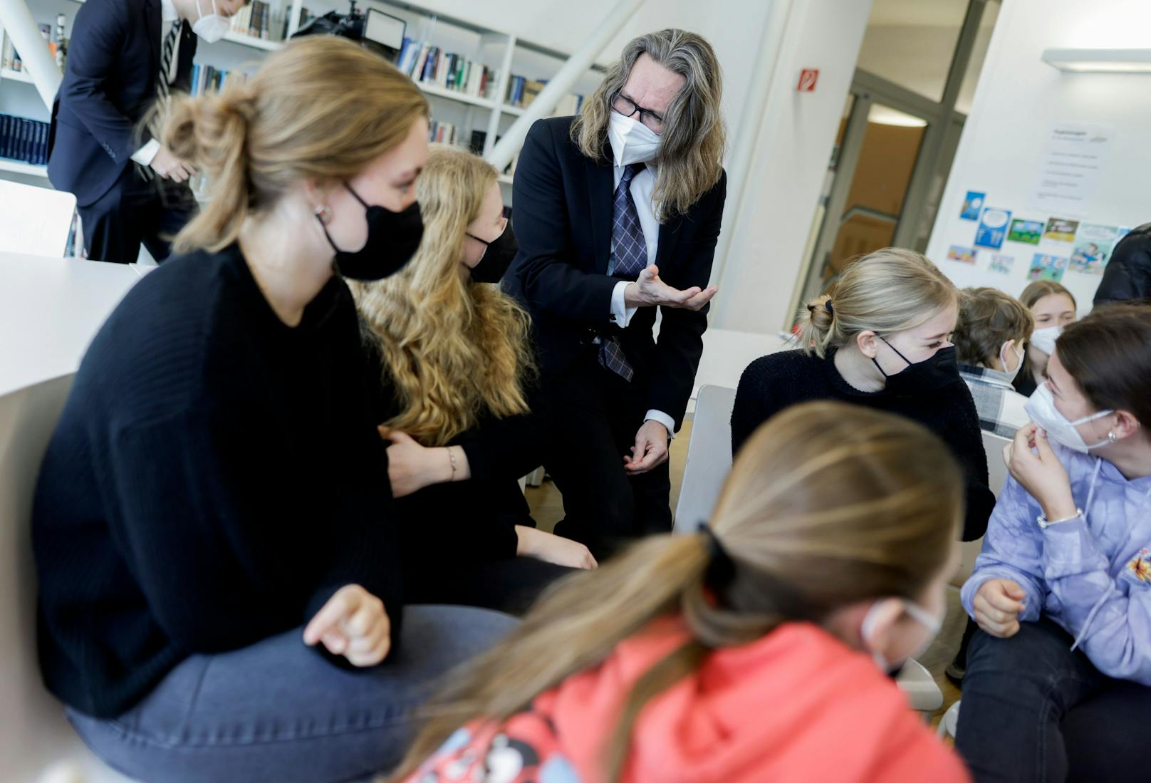 Bildungsminister Polaschek besuchte ukrainische Flüchtlingskinder in der Volksschule und AHS Klosterneuburg.