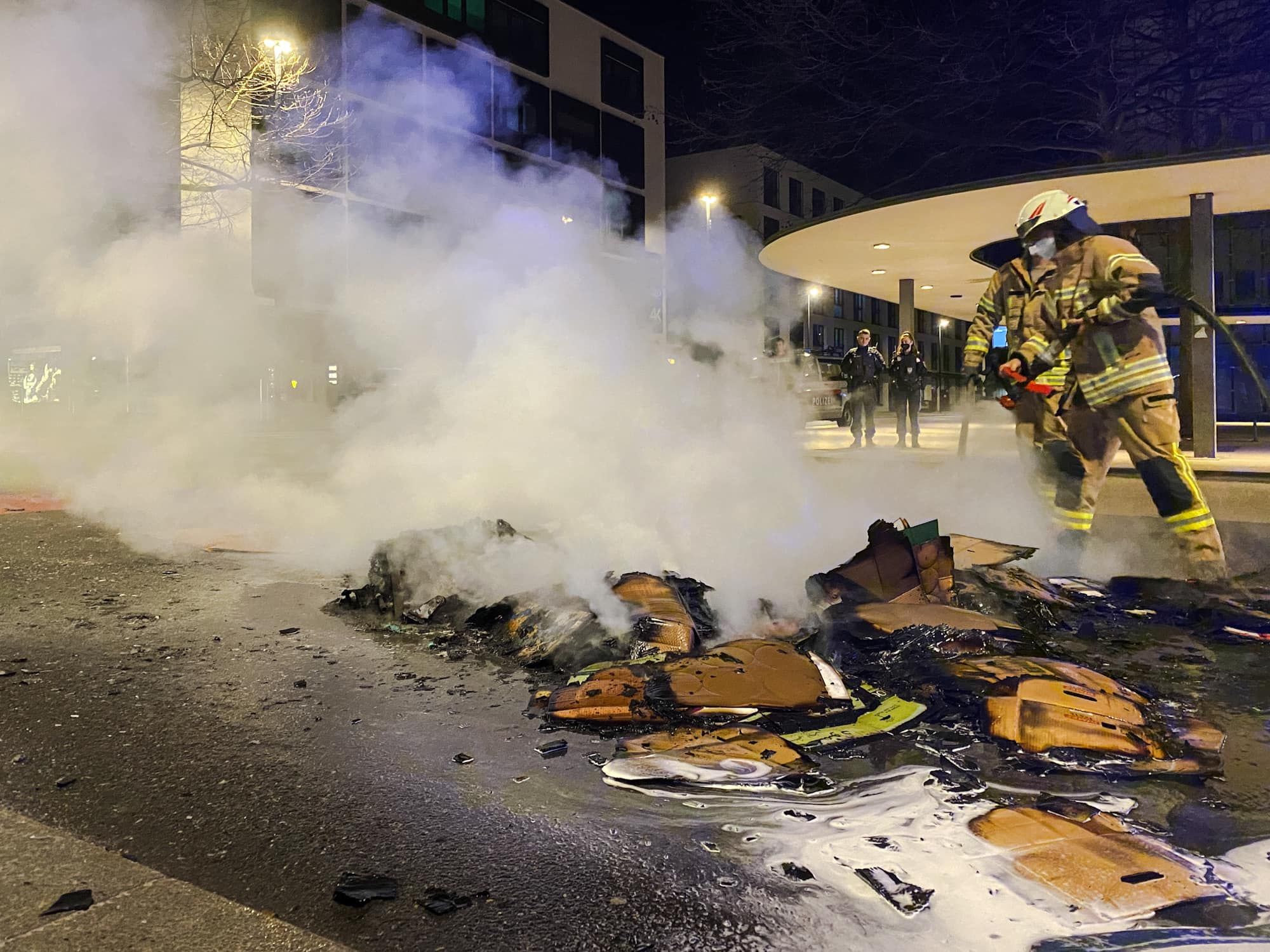Ein unbekannter Brandstifter legte mitten in der Nacht an drei Stellen Feuer. Die Feuerwehr war mit zwei Löschfahrzeugen im Einsatz, um die Flammen zu löschen.