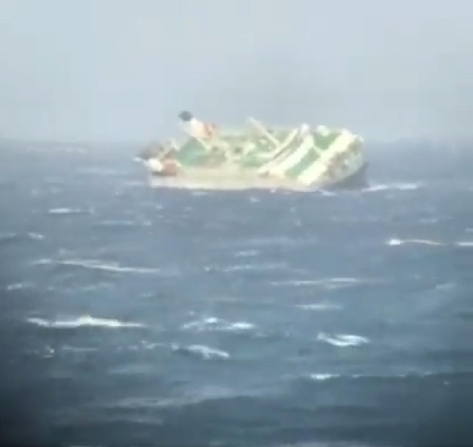 Die iranische Marine veröffentlichte Aufnahmen des Einsatzes zur Rettung der Besatzung. Ein Großteil der Personen konnte von dem Schiff geborgen werden. Zwei Menschen werden vermisst. Nach ihnen wird noch immer gesucht.