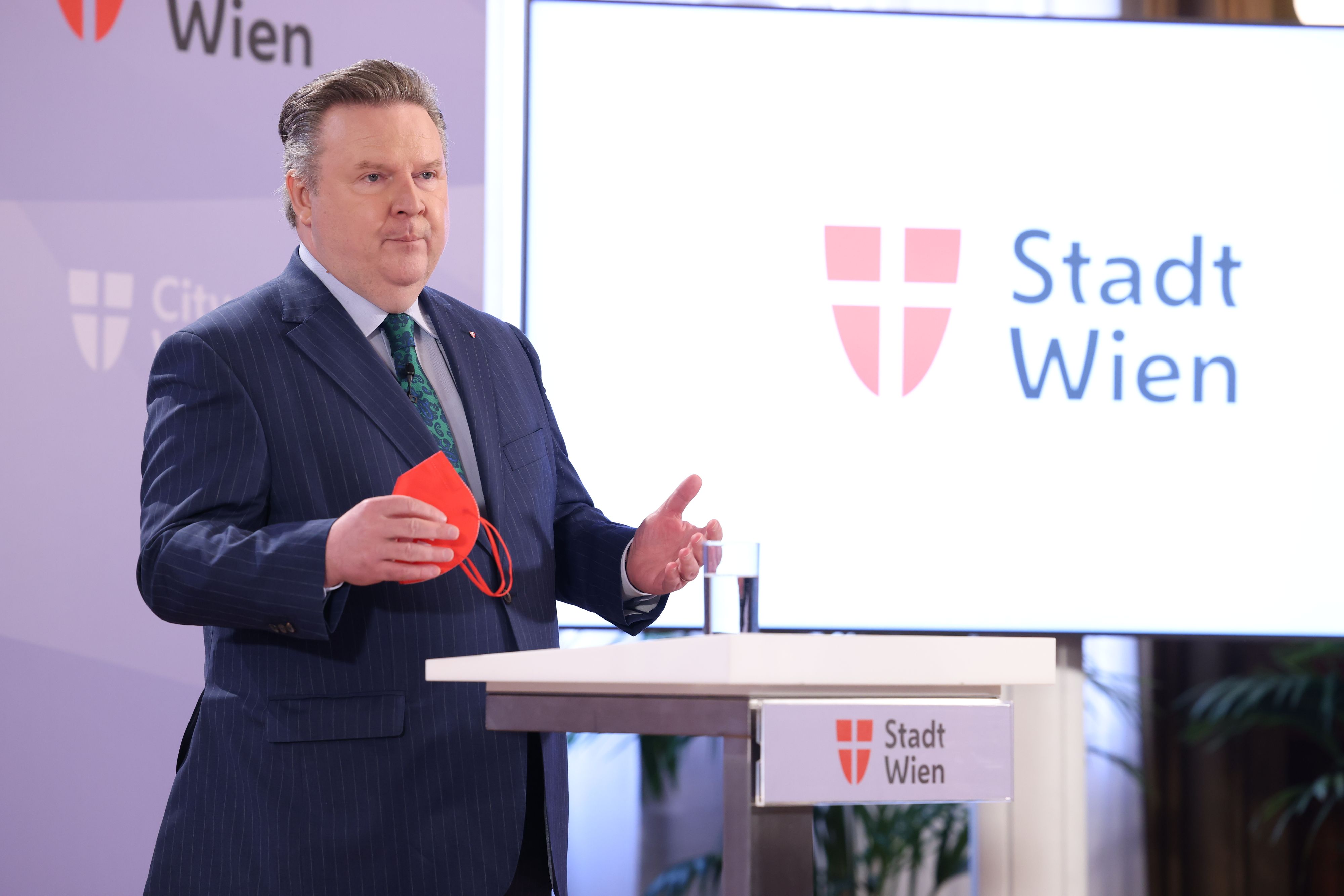 Wiens Bürgermeister Michael Ludwig legt dem Kanzler die FFP2-Maskenpflicht nahe.