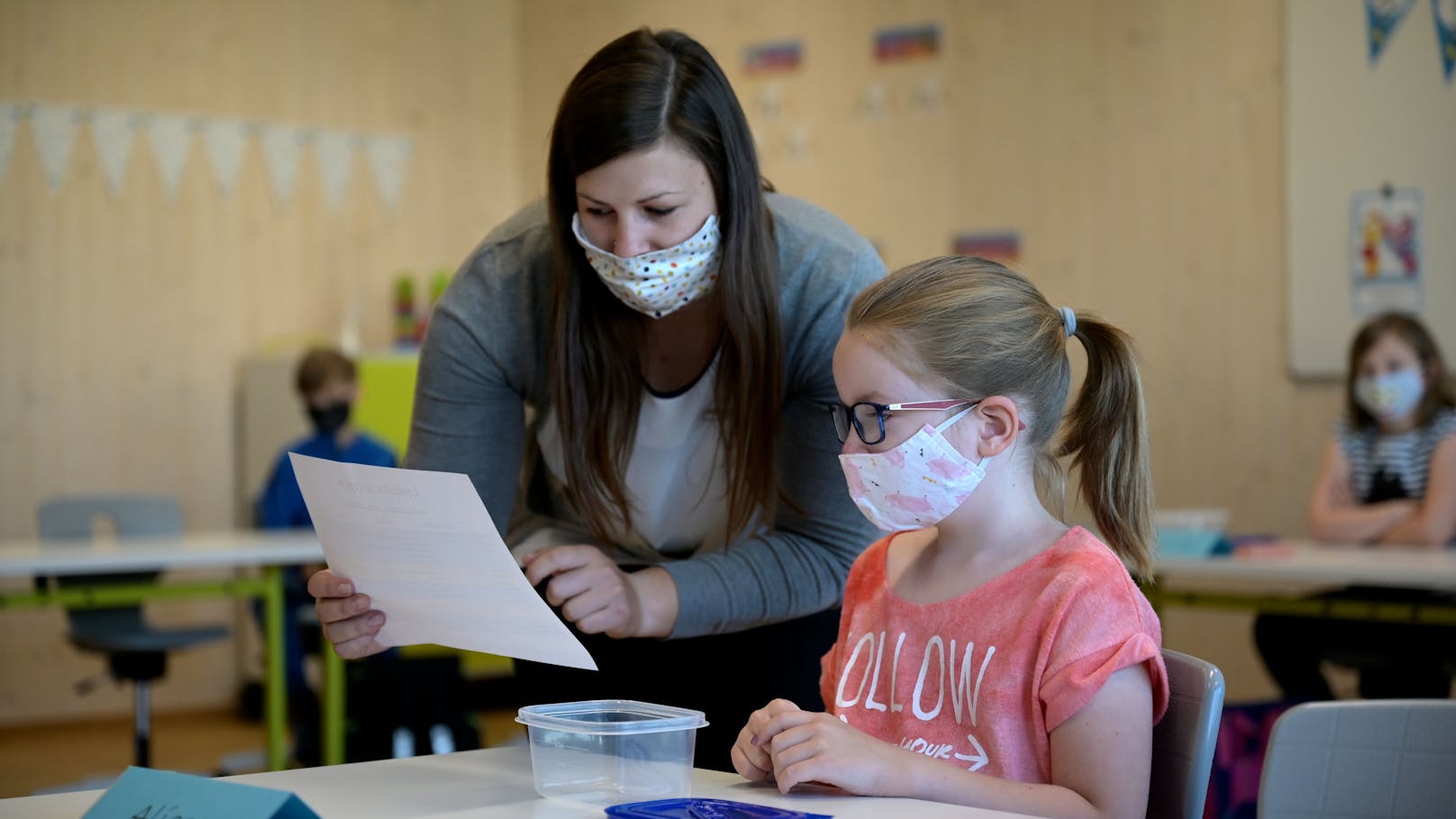 In den anderen Bundesländern dürfen&nbsp;infizierte Lehrkräfte, die sich gesund fühlen, mit Maske zur Arbeit gehen.