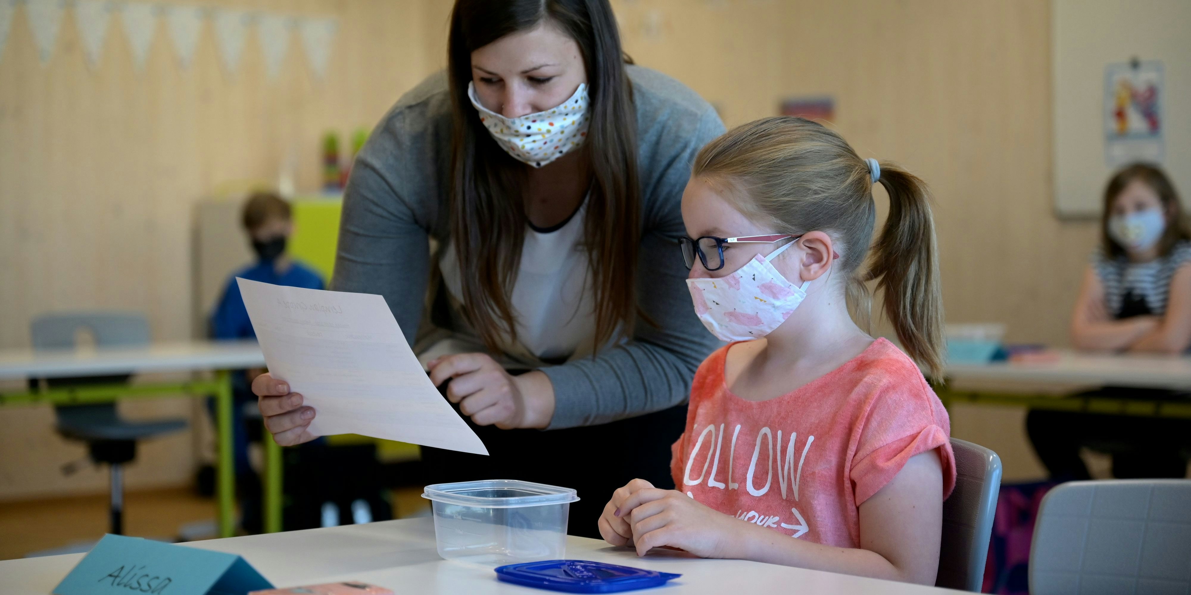 Obwohl die Maskenpflicht auf Bundesebene gefallen ist, führen sie 27 Salzburger Schulen wieder ein. (Symbolbild)