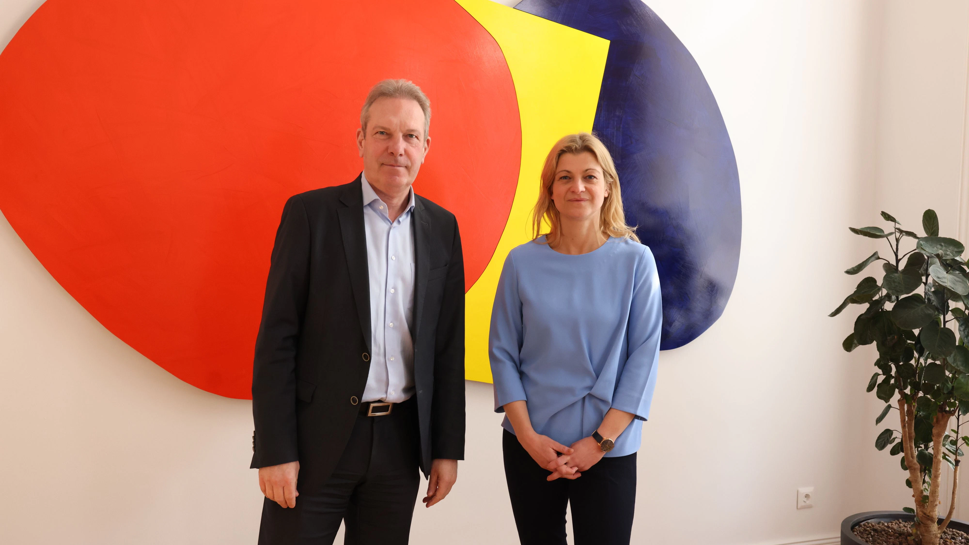 Barbara Teiber beim Redaktionsbesuch im Gespräch mit <em>"Heute"</em>-Chef Wolfgang Jansky
