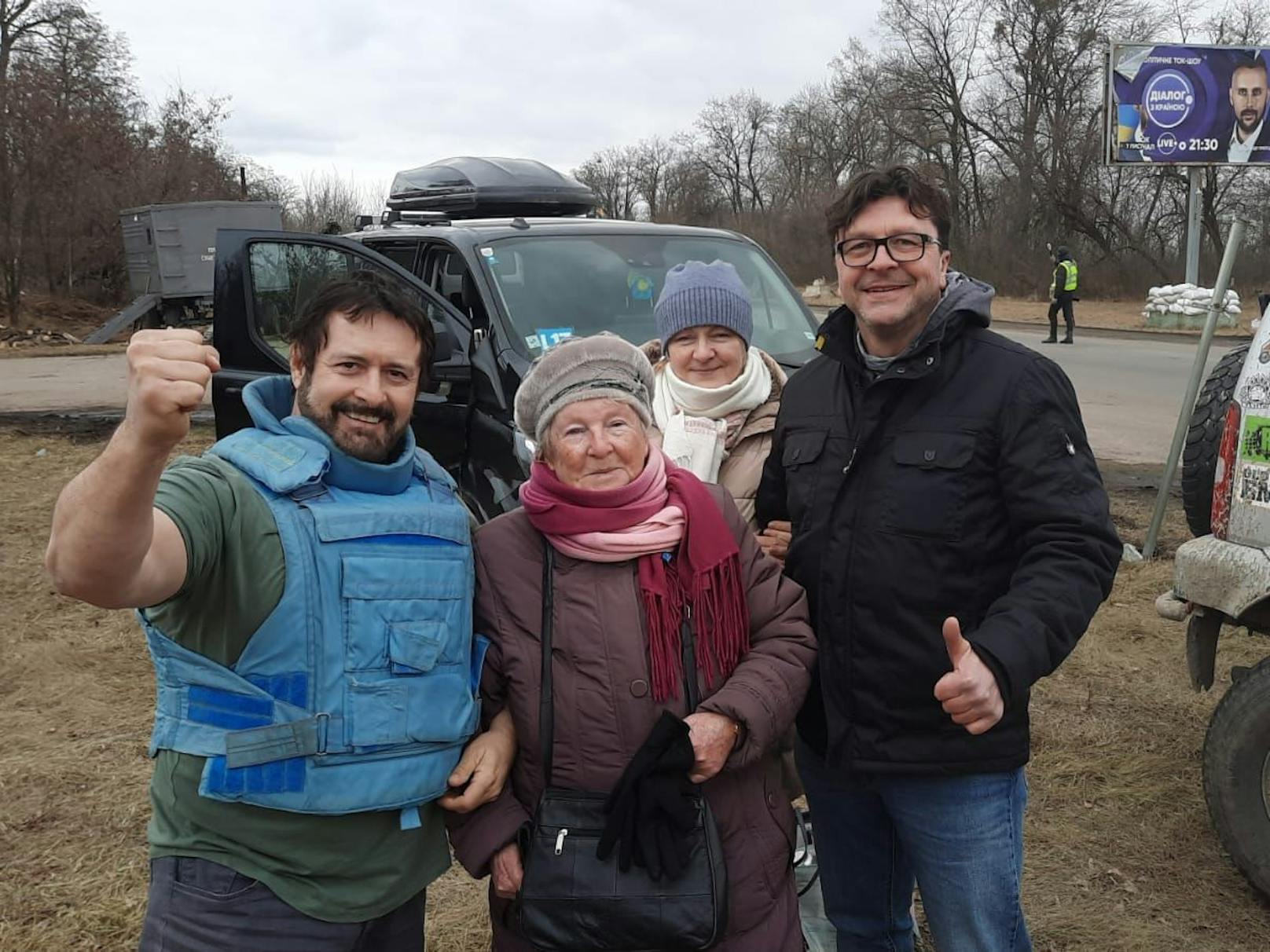 Der Wiener Alberto (links) reiste in die Ukraine und rettete 40 Geflüchteten aus dem Kriegsgebiet.
