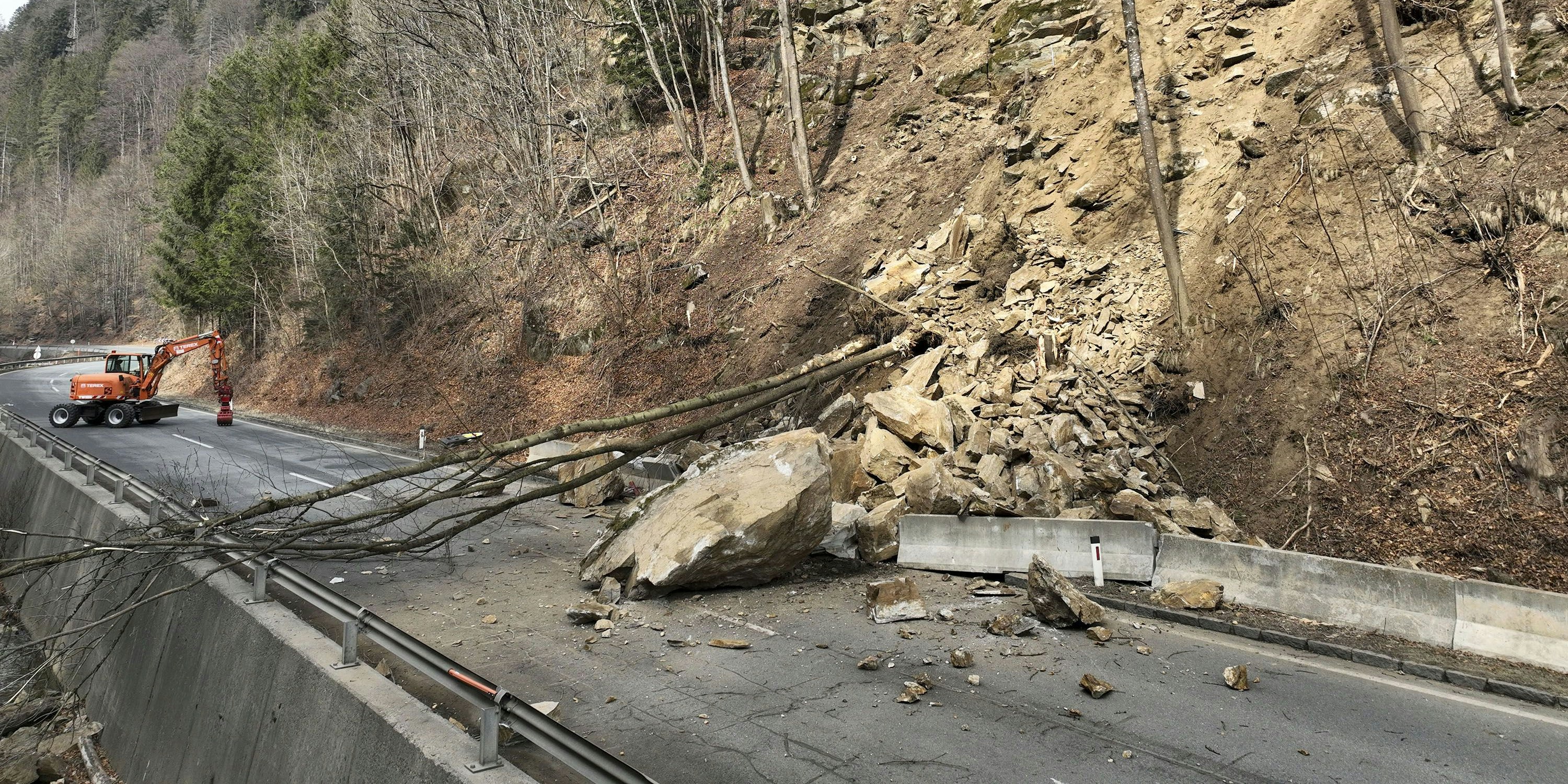 Bei Felssicherungsarbeiten löste sich plötzlich ein riesiger Brocken und erfasste zwei im Hang arbeitende Männer.