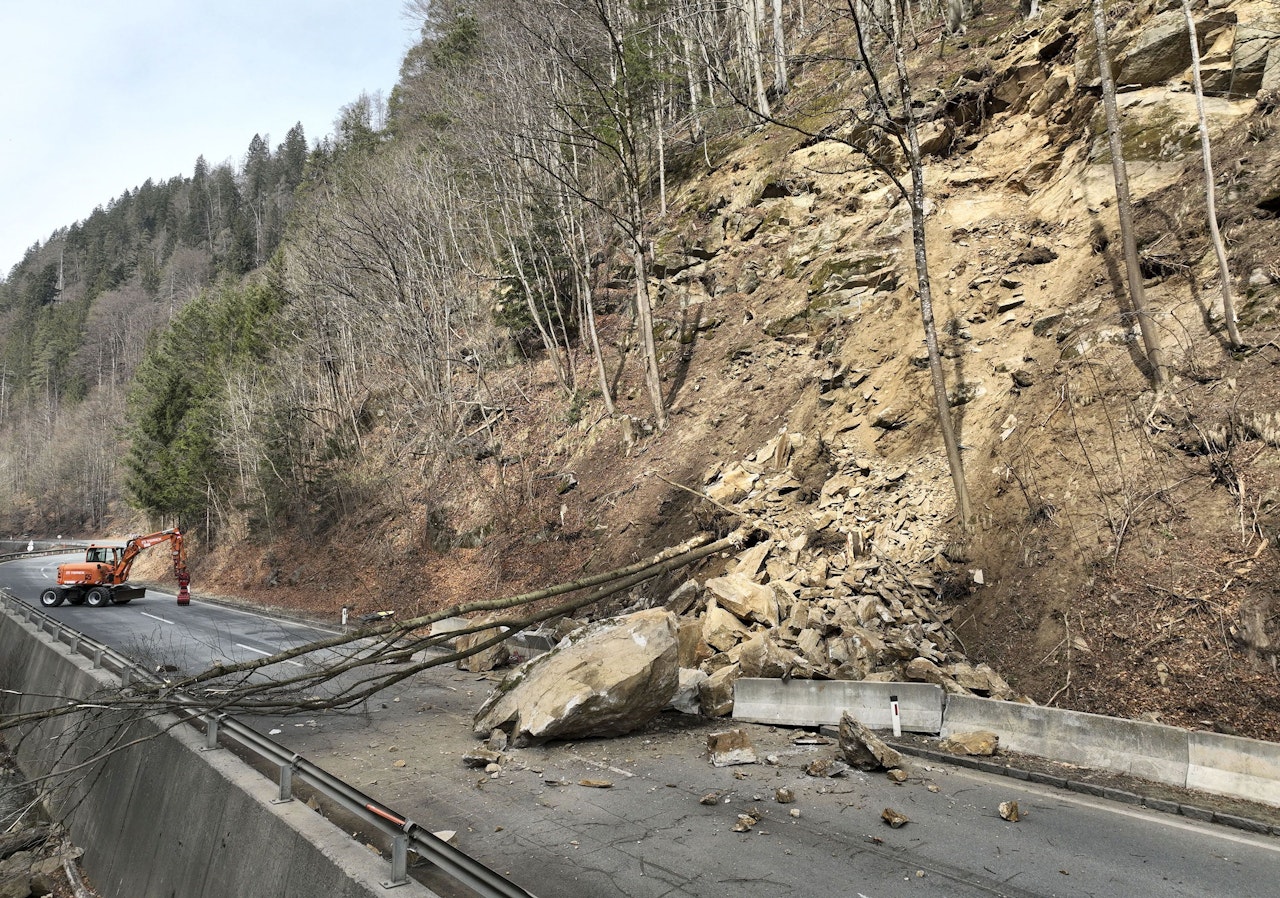Heute.at - Zwei Arbeiter von autogroßem Felsbrocken erfasst