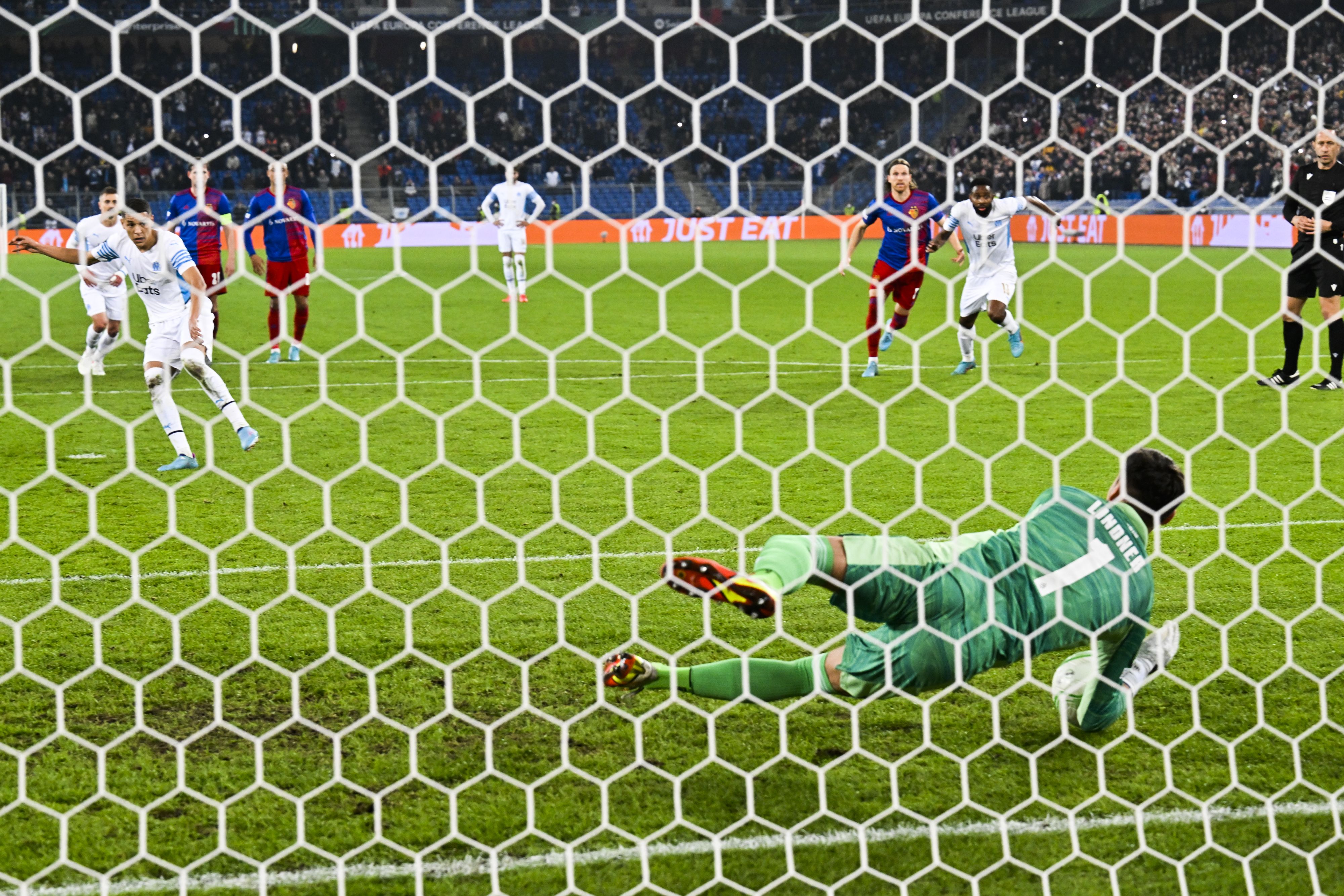 Basel-Keeper Heinz Lindner pariert den Elfmeter. 