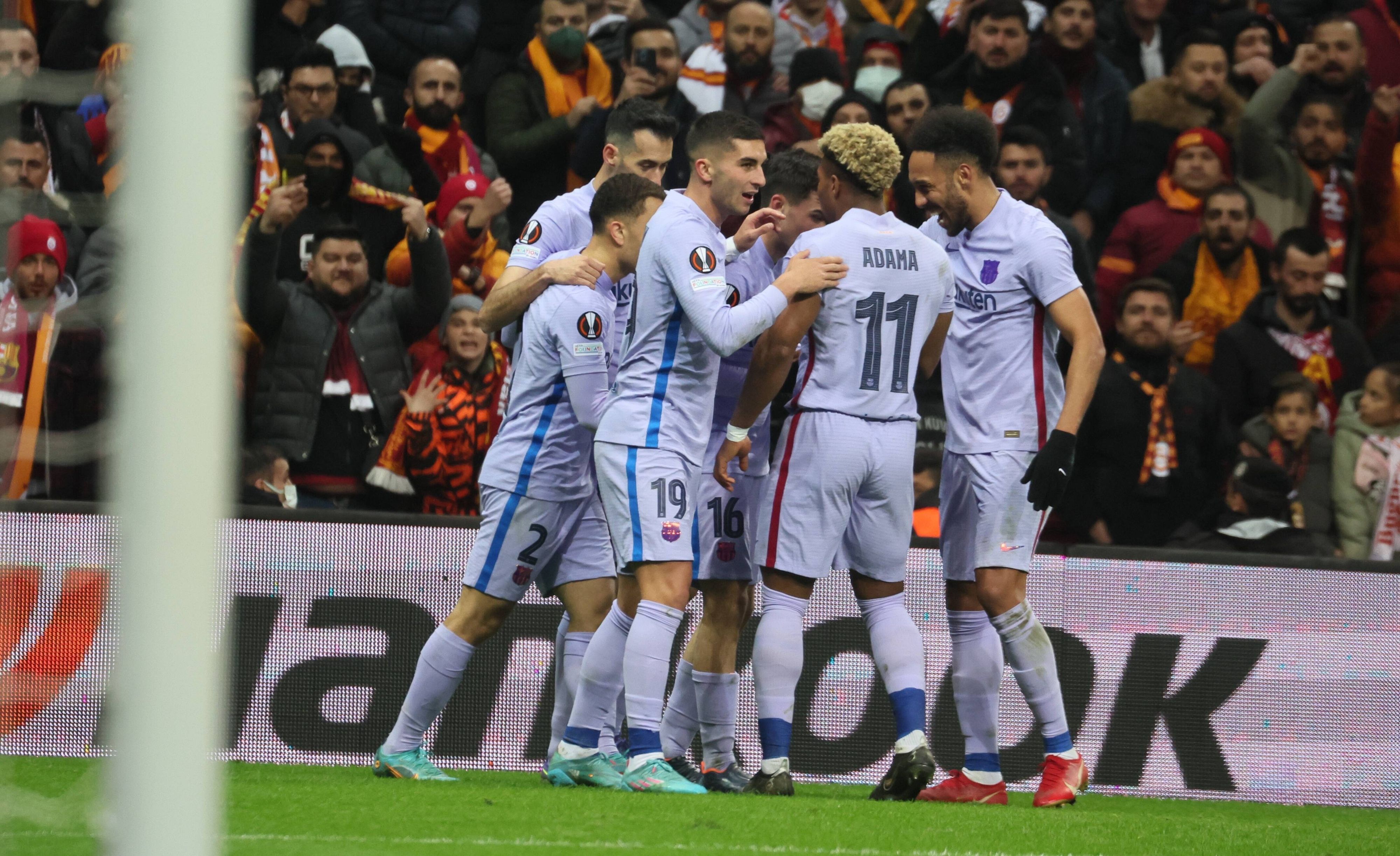 Die Barcelona-Spieler jubeln über den Führungstreffer in Istanbul. 