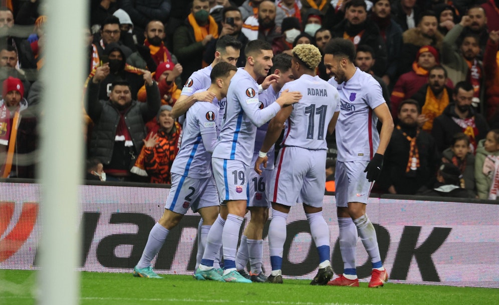Die Barcelona-Spieler jubeln über den Ausgleichstreffer durch Pedri in Istanbul. 