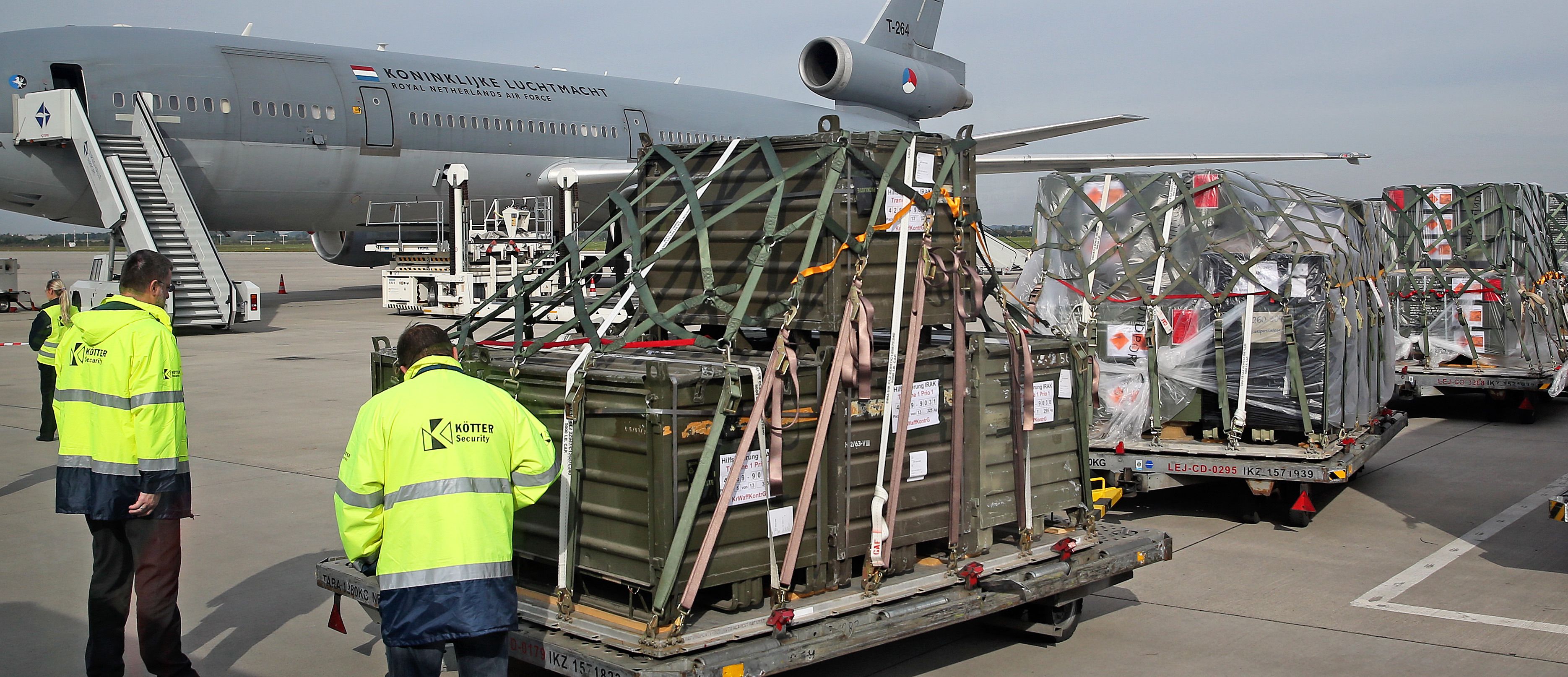 Download von www.picturedesk.com am 17.03.2022 (19:43).  A type Douglas KC-10 transport aircraft of the Dutch air force is loaded with weapons at Airport Halle/Leipzig in Schkeuditz, Germany, 24 September 2014. This delivery of rocket-propelled grenades, rifles and ammunition marks the start of German weapons deliveries for the fight against terror group Islamic State (IS) in Iraq. The weapons are intended for the Kurdish Peshmerga armed forces of the Kurdistan regional Government in Northern Iraq. 10,000 Kurdish fighters will receive 70 million euros worth of weapons from the German armed forces. Photo: JAN WOITAS/DPA - 20140924_PD0769 - Rechteinfo: Rights Managed (RM)
