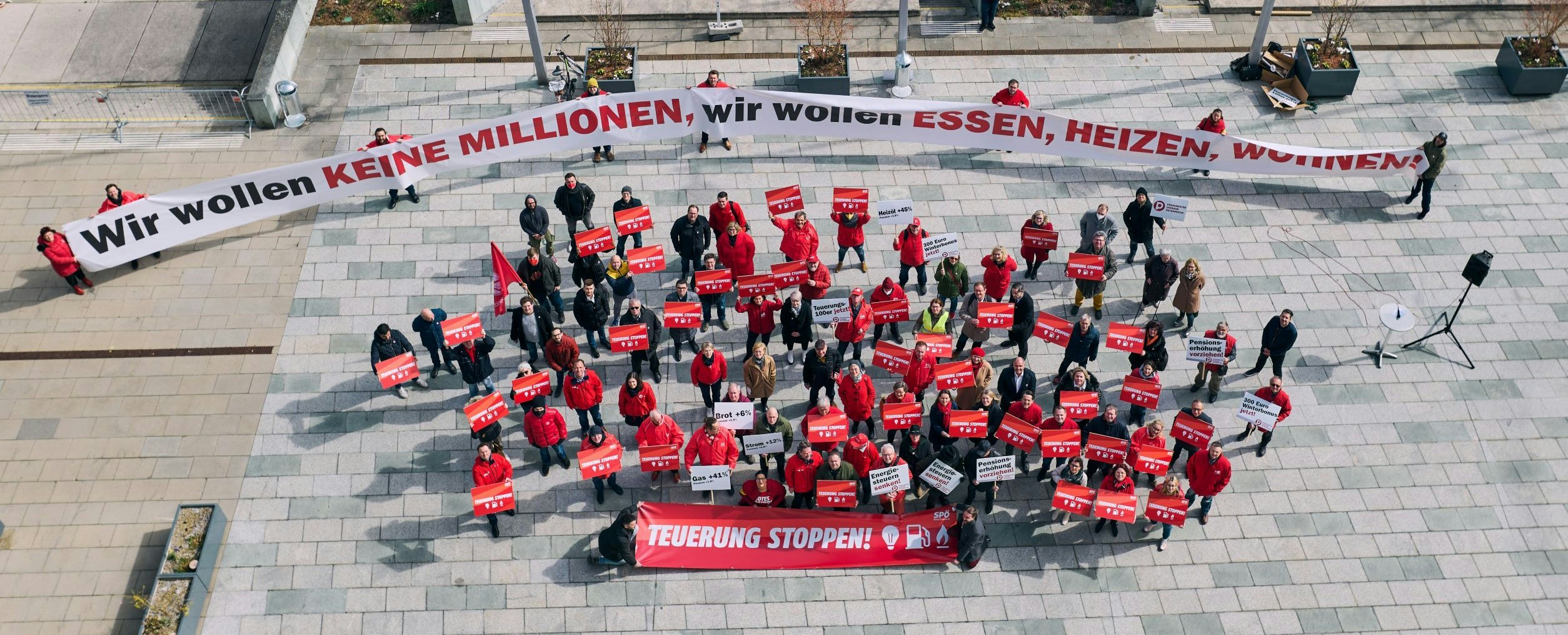 Die Kundgebung fand direkt vor dem eigenen Klub statt. 