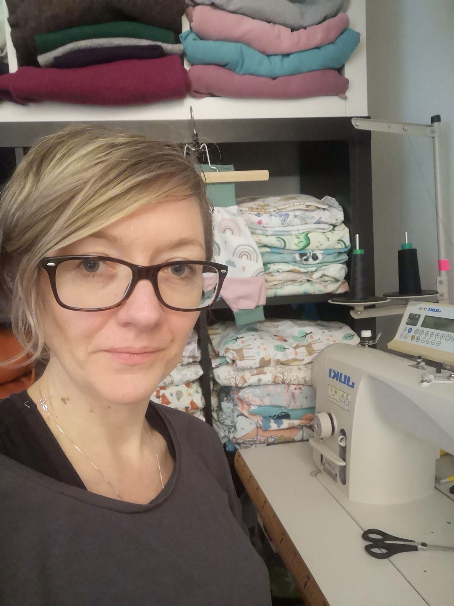 Diana F. fertigt in ihrer "Fratzwerkstatt" entzückende Babykleidung in ihrem Wohnzimmer, aus dem sie nun bald rausmuss.